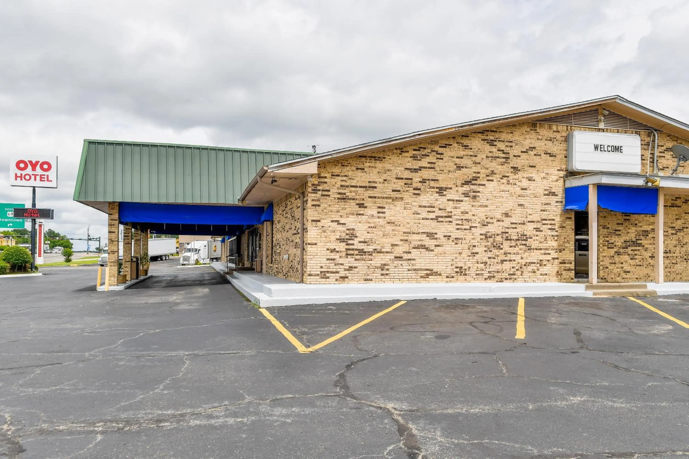 Facade/entrance in OYO Hotel Tyler Lindale