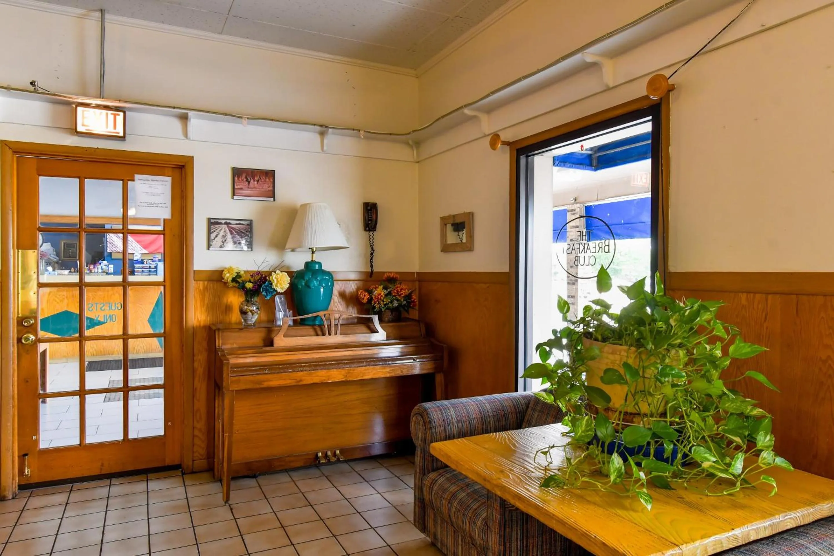 Dining area in OYO Hotel Tyler Lindale