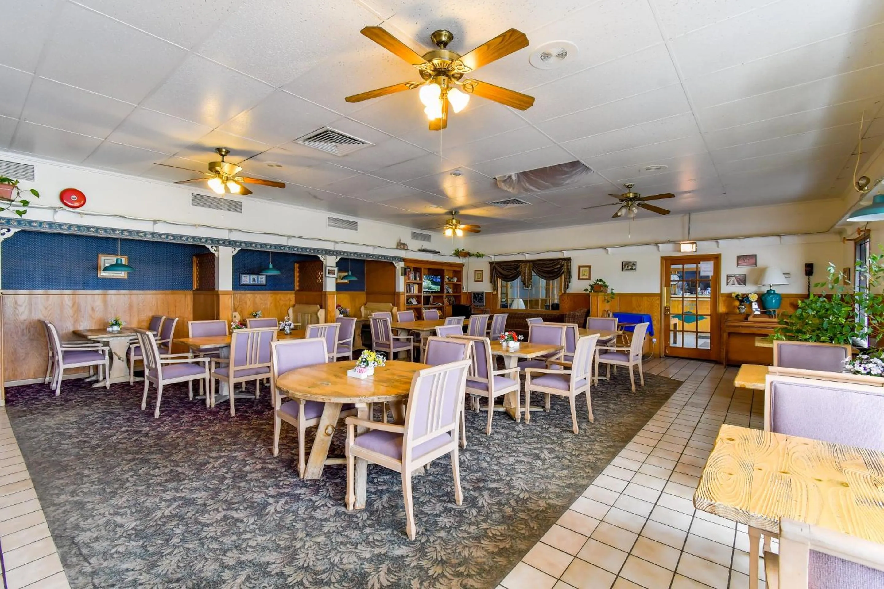 Dining area in OYO Hotel Tyler Lindale