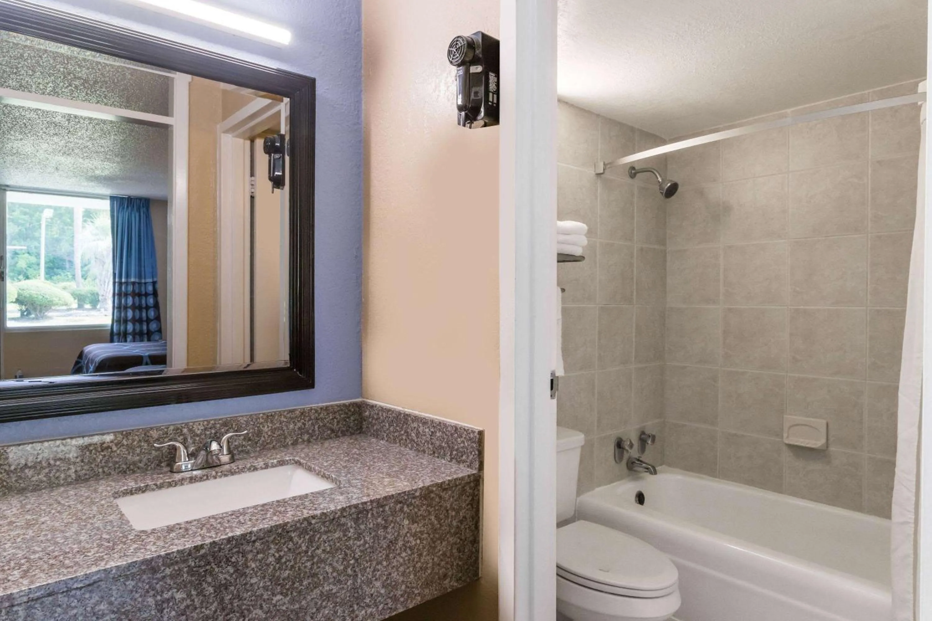 Bathroom in Super 8 by Wyndham Hardeeville - Savannah North