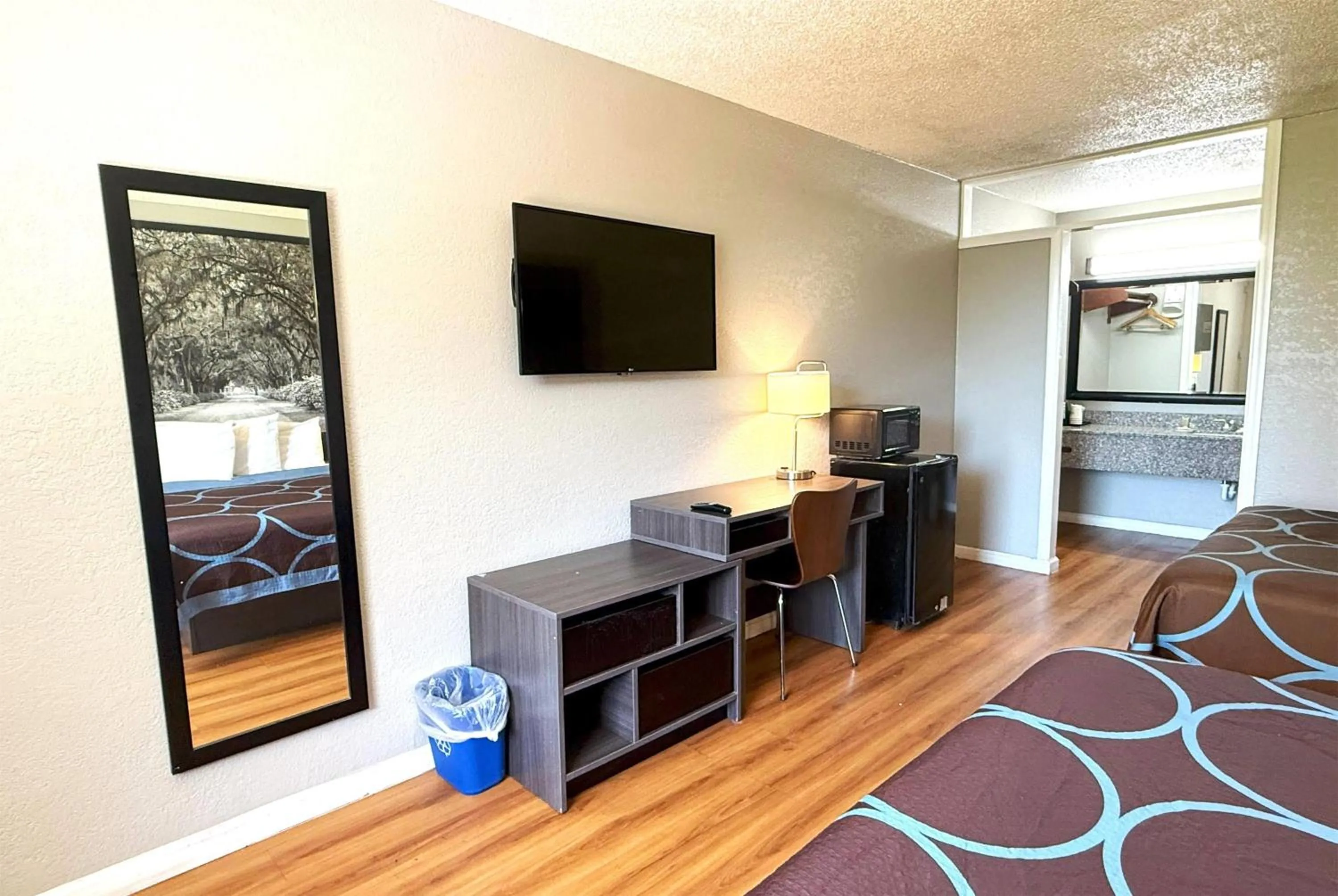 Photo of the whole room, Bed in Super 8 by Wyndham Hardeeville - Savannah North