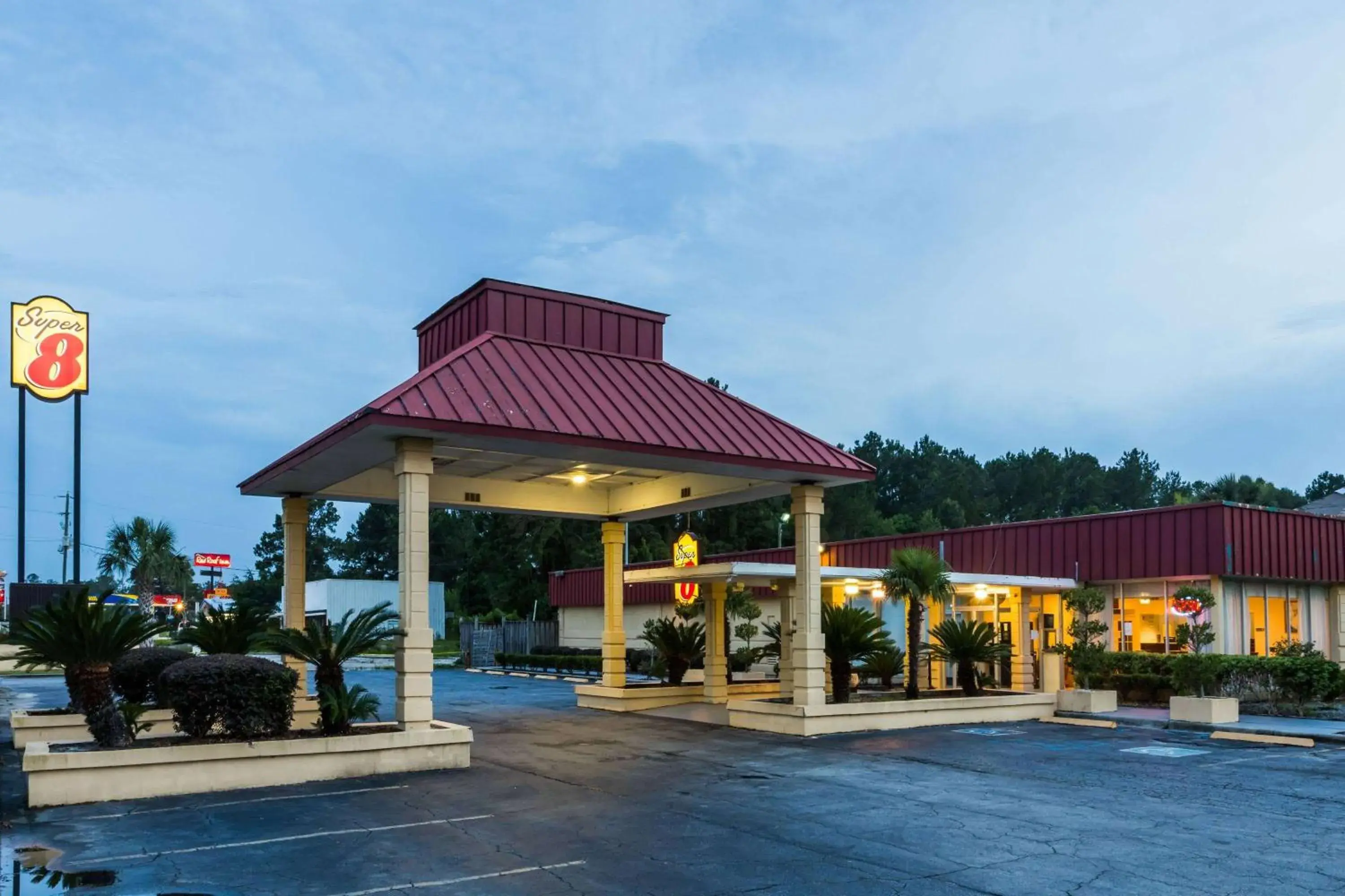 Property building in Super 8 by Wyndham Hardeeville - Savannah North Property building in Super 8 by Wyndham Hardeeville - Savannah North