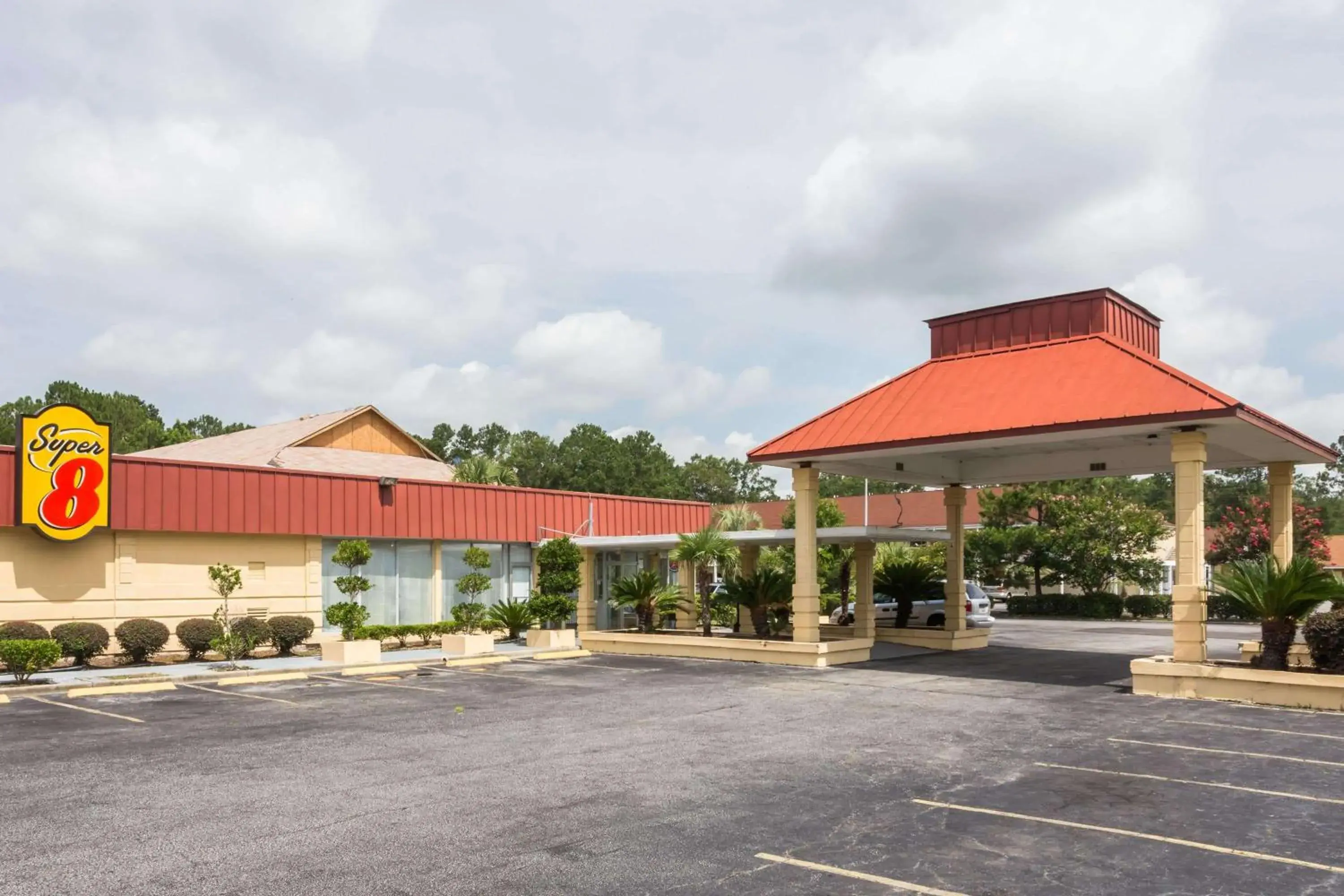 Property building in Super 8 by Wyndham Hardeeville - Savannah North Property building in Super 8 by Wyndham Hardeeville - Savannah North