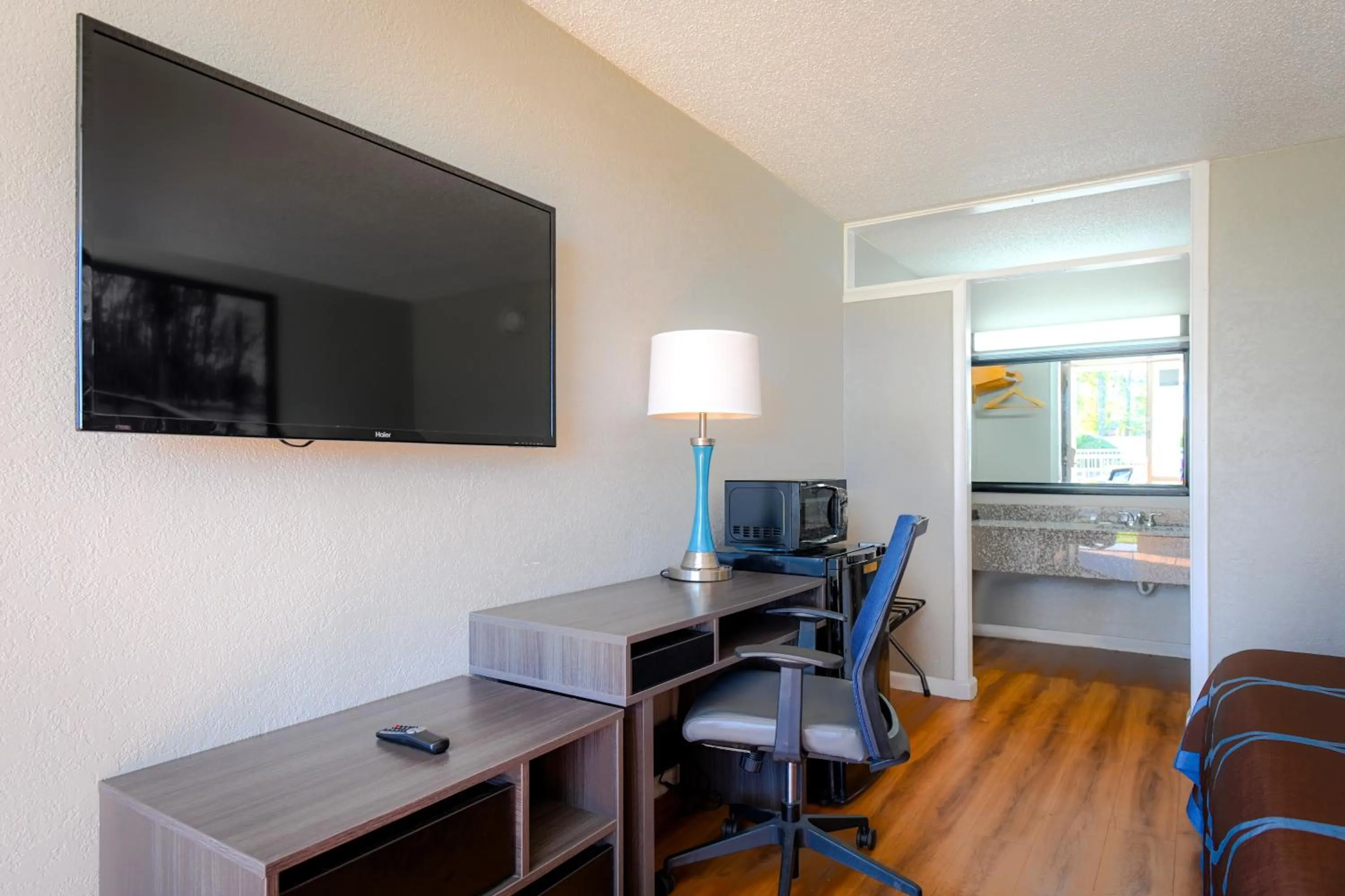 TV and multimedia in Super 8 by Wyndham Hardeeville - Savannah North