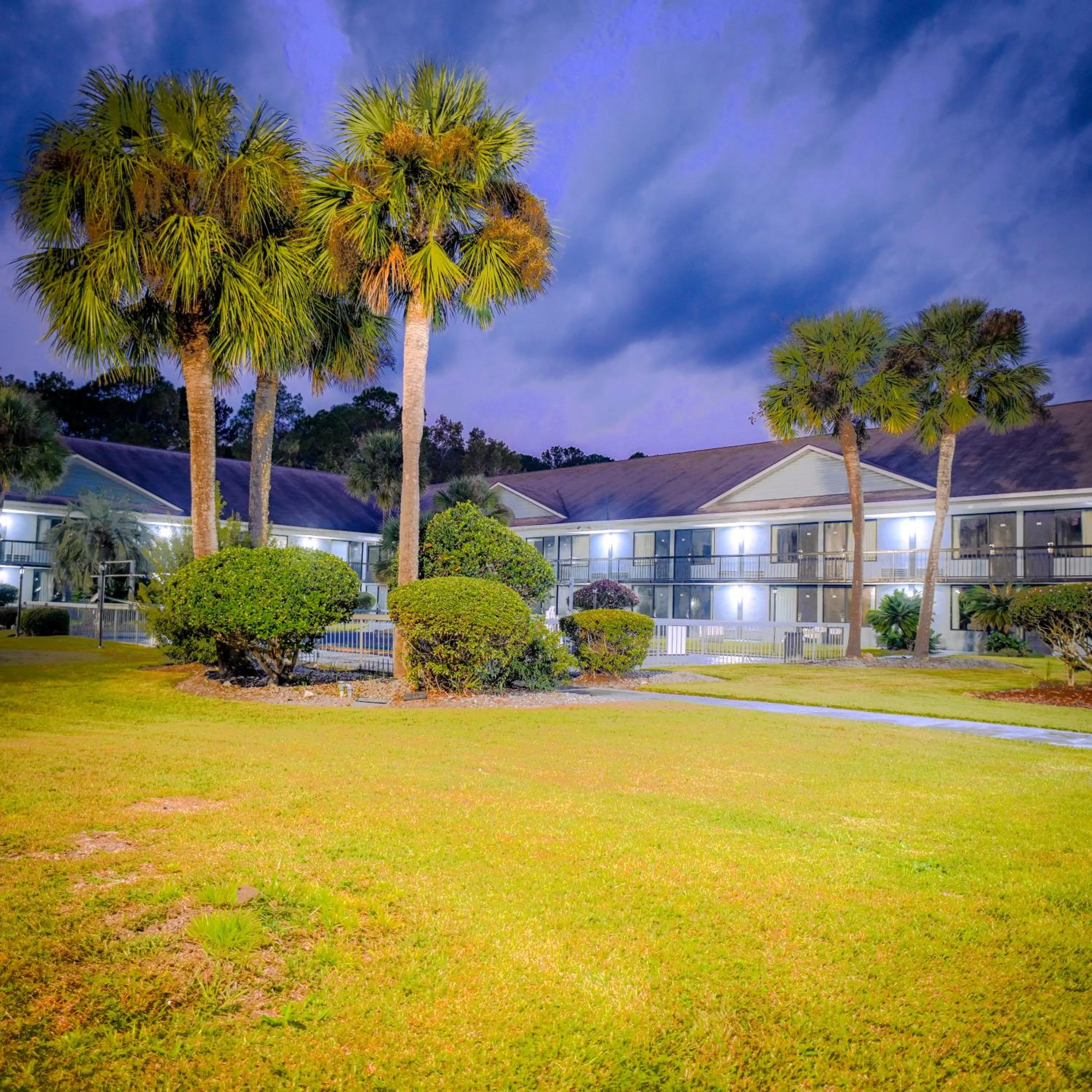 Swimming pool in Super 8 by Wyndham Hardeeville - Savannah North