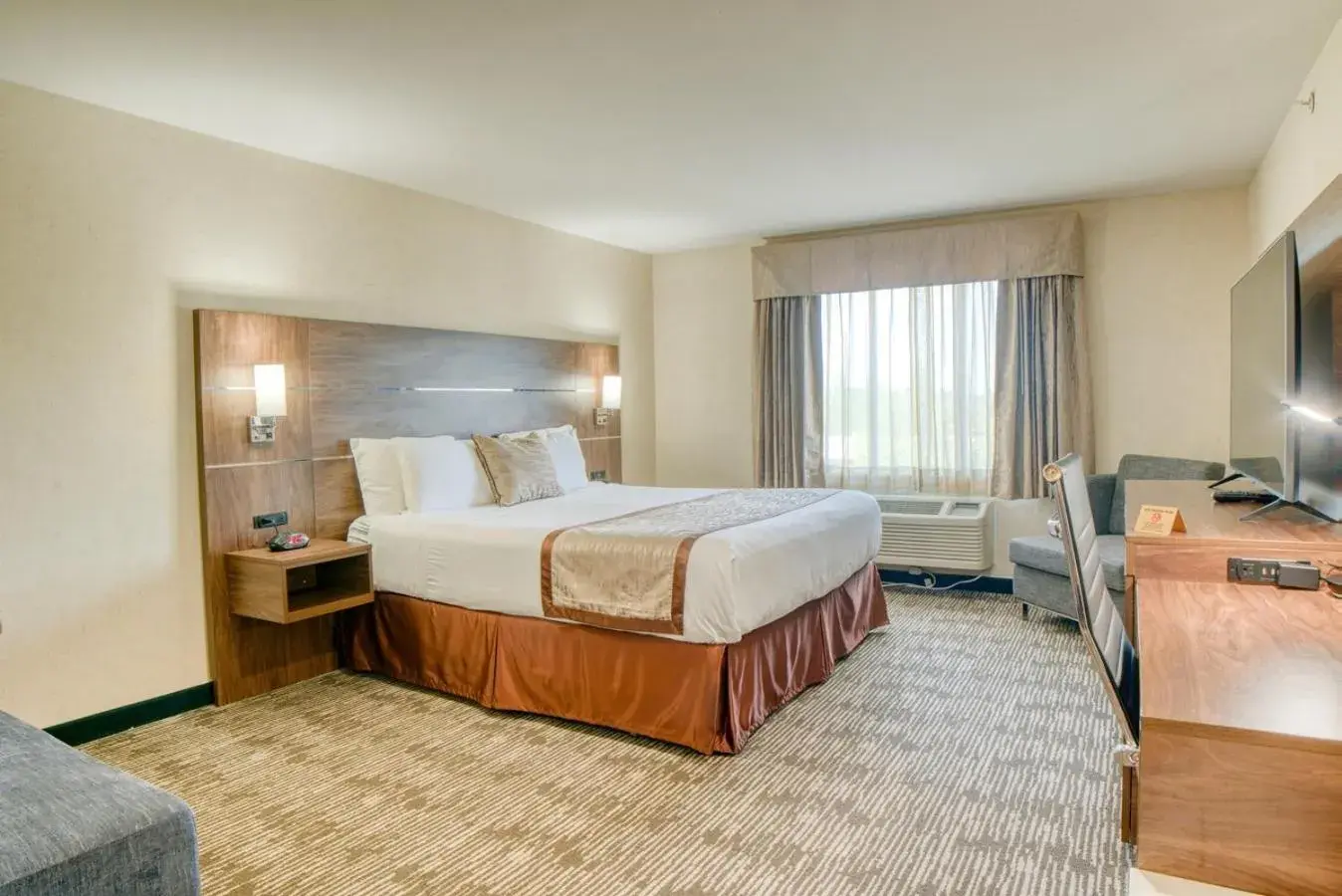 Photo of the whole room, Bed in Evergreen Inn & Suites Photo of the whole room, Bed in Evergreen Inn & Suites