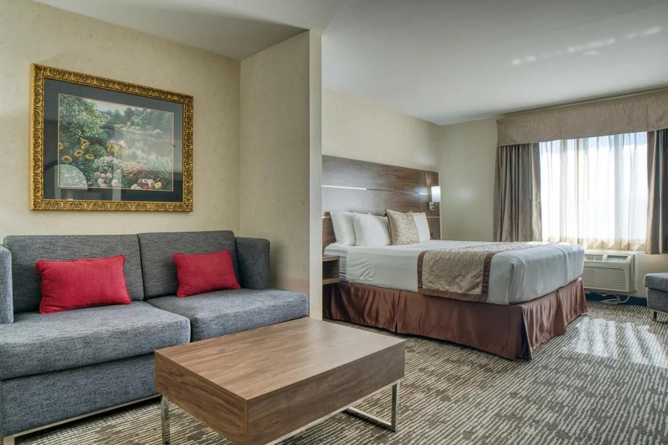 Living room, Bed in Evergreen Inn & Suites