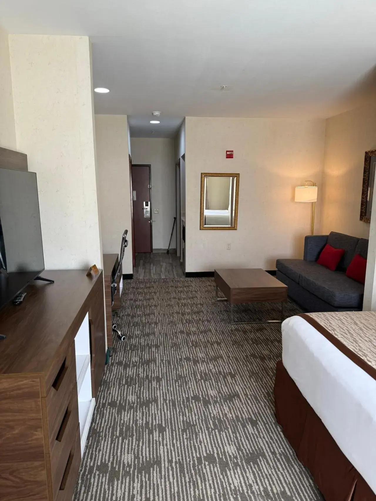 Property building, Bed in Evergreen Inn & Suites Property building, Bed in Evergreen Inn & Suites