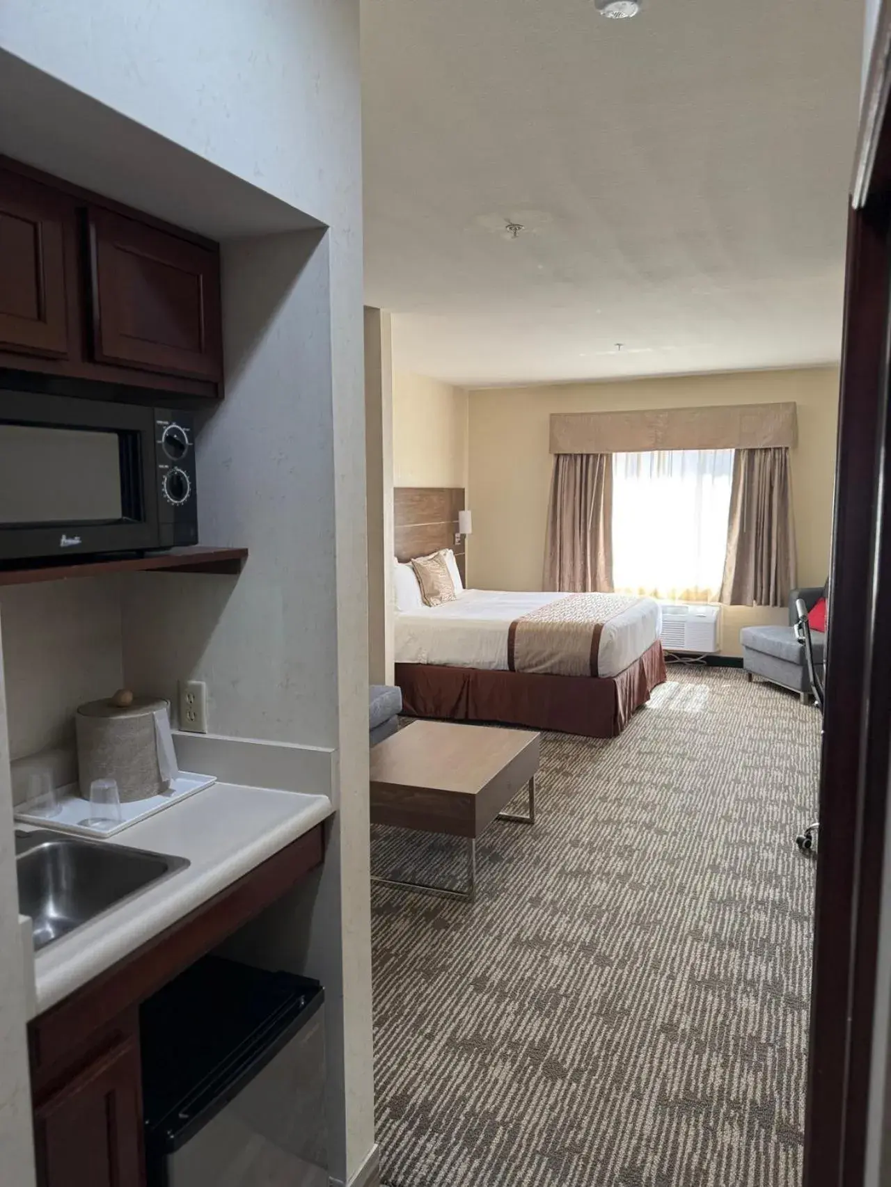 Property building, Bed in Evergreen Inn & Suites Property building, Bed in Evergreen Inn & Suites