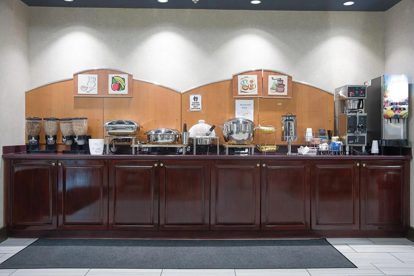 Dining area in Evergreen Inn & Suites