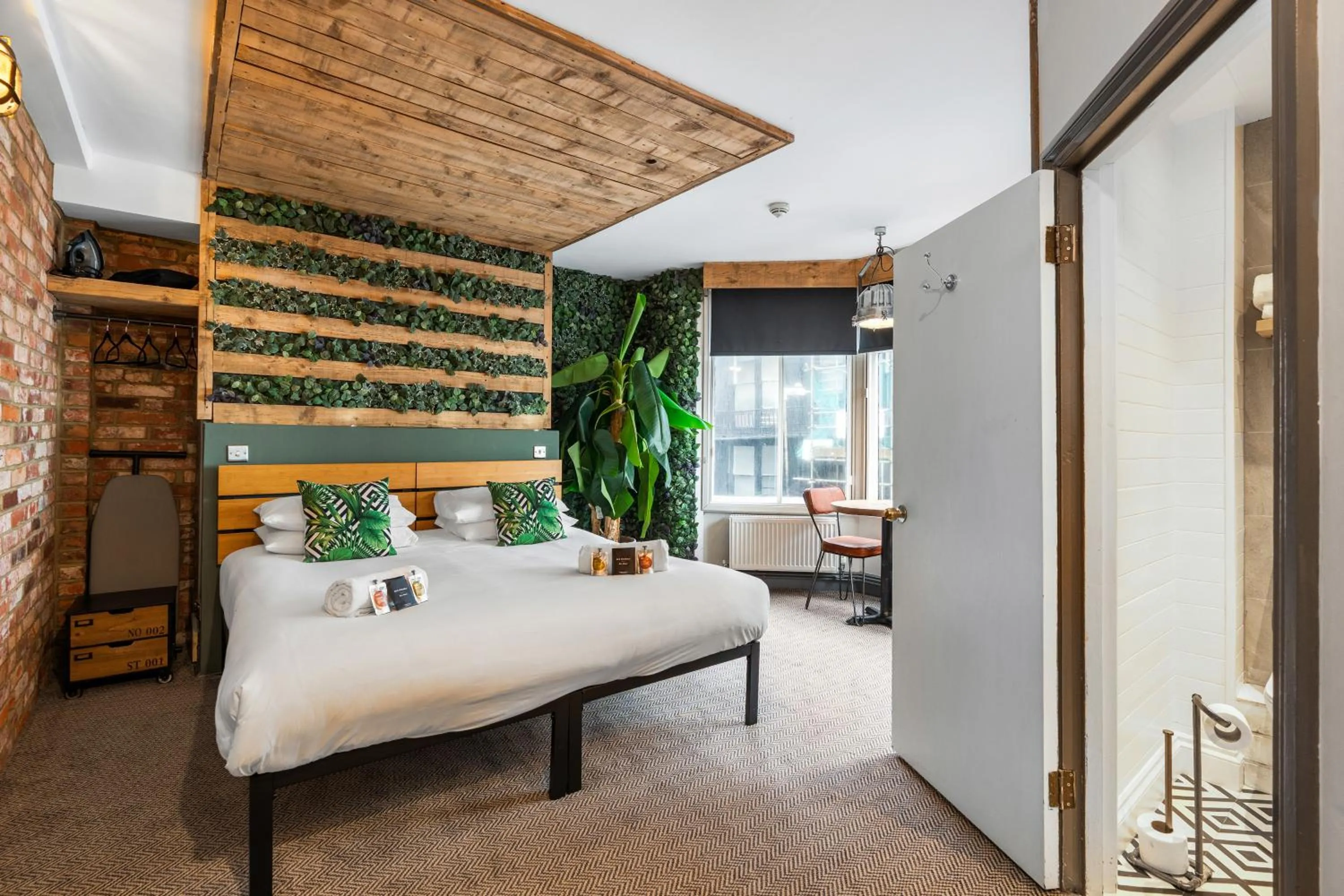 Photo of the whole room, Bed in One Broad Street