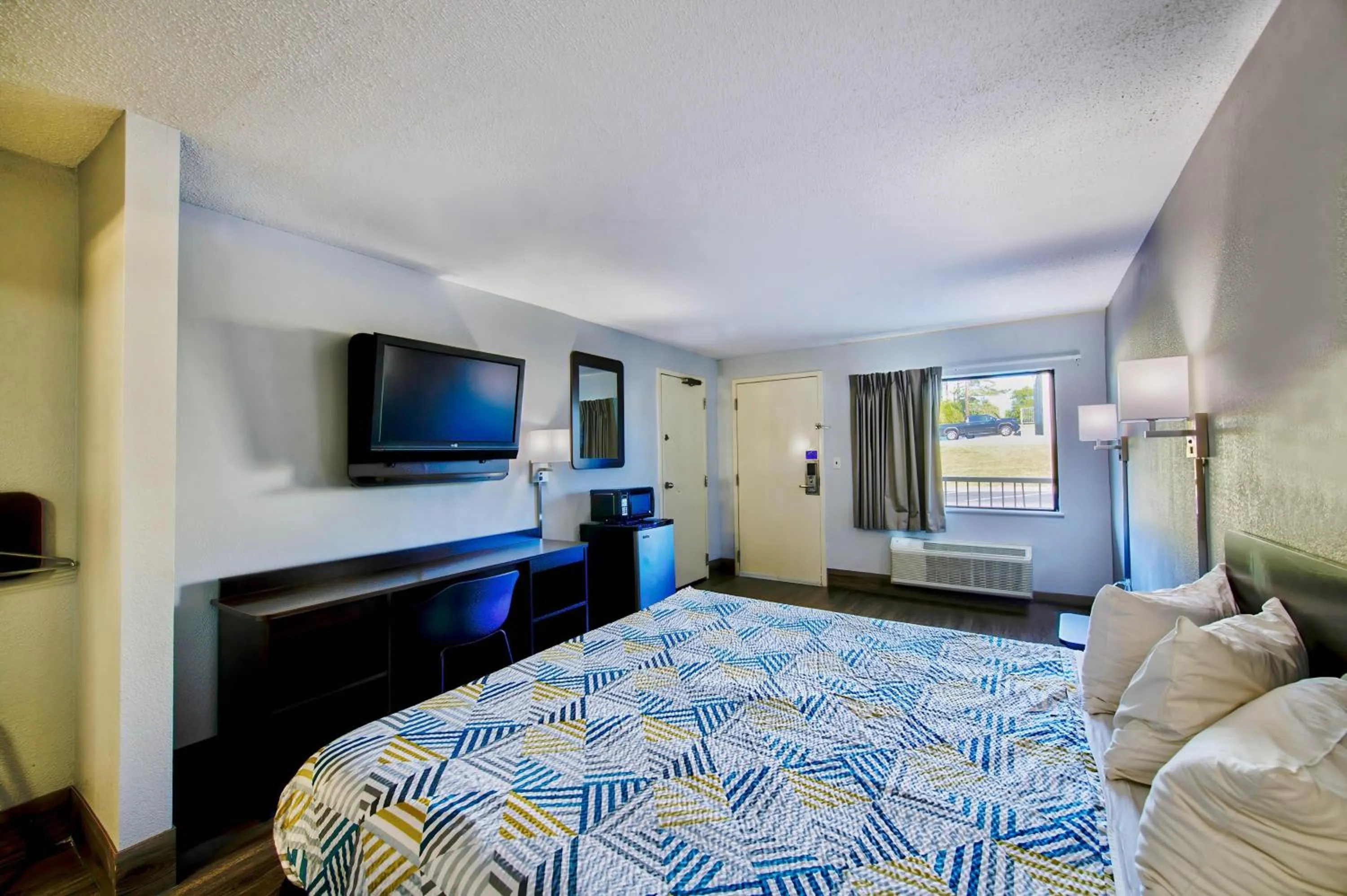 Bedroom, Bed in Motel 6 Birmingham, AL - Medical Center - Inverness Hwy 280