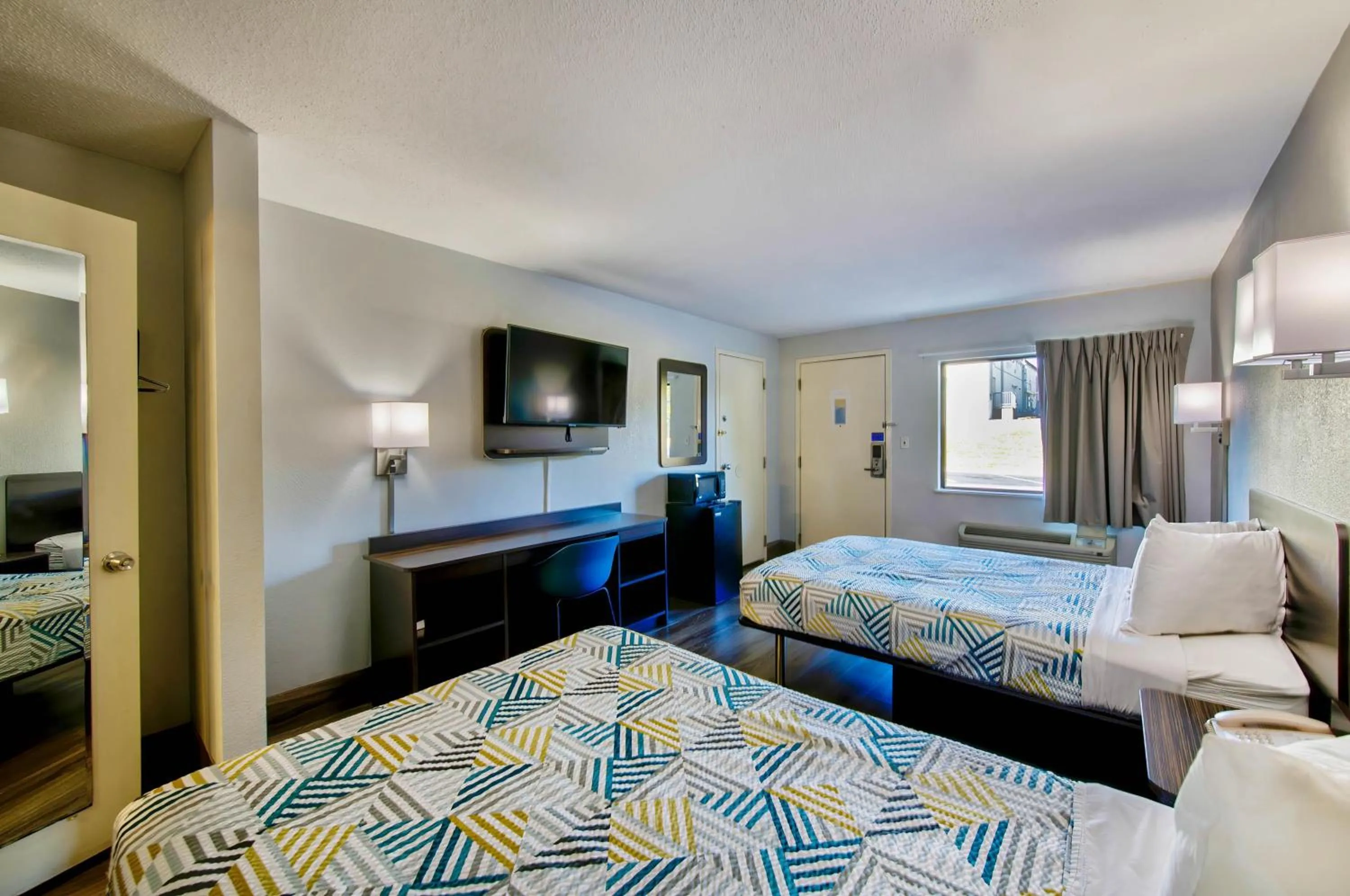 Bedroom, Bed in Motel 6 Birmingham, AL - Medical Center - Inverness Hwy 280