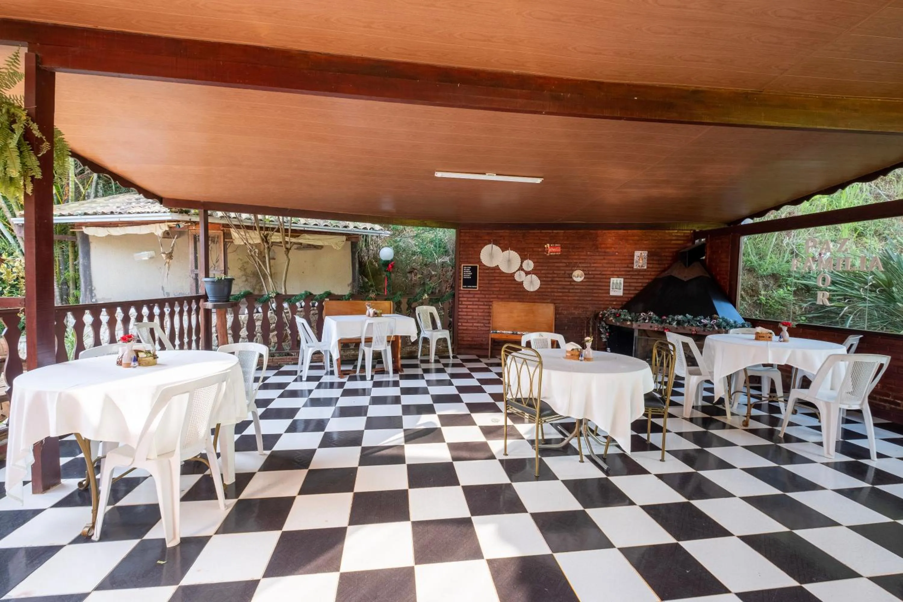 Restaurant/places to eat in Hotel Serra Everest