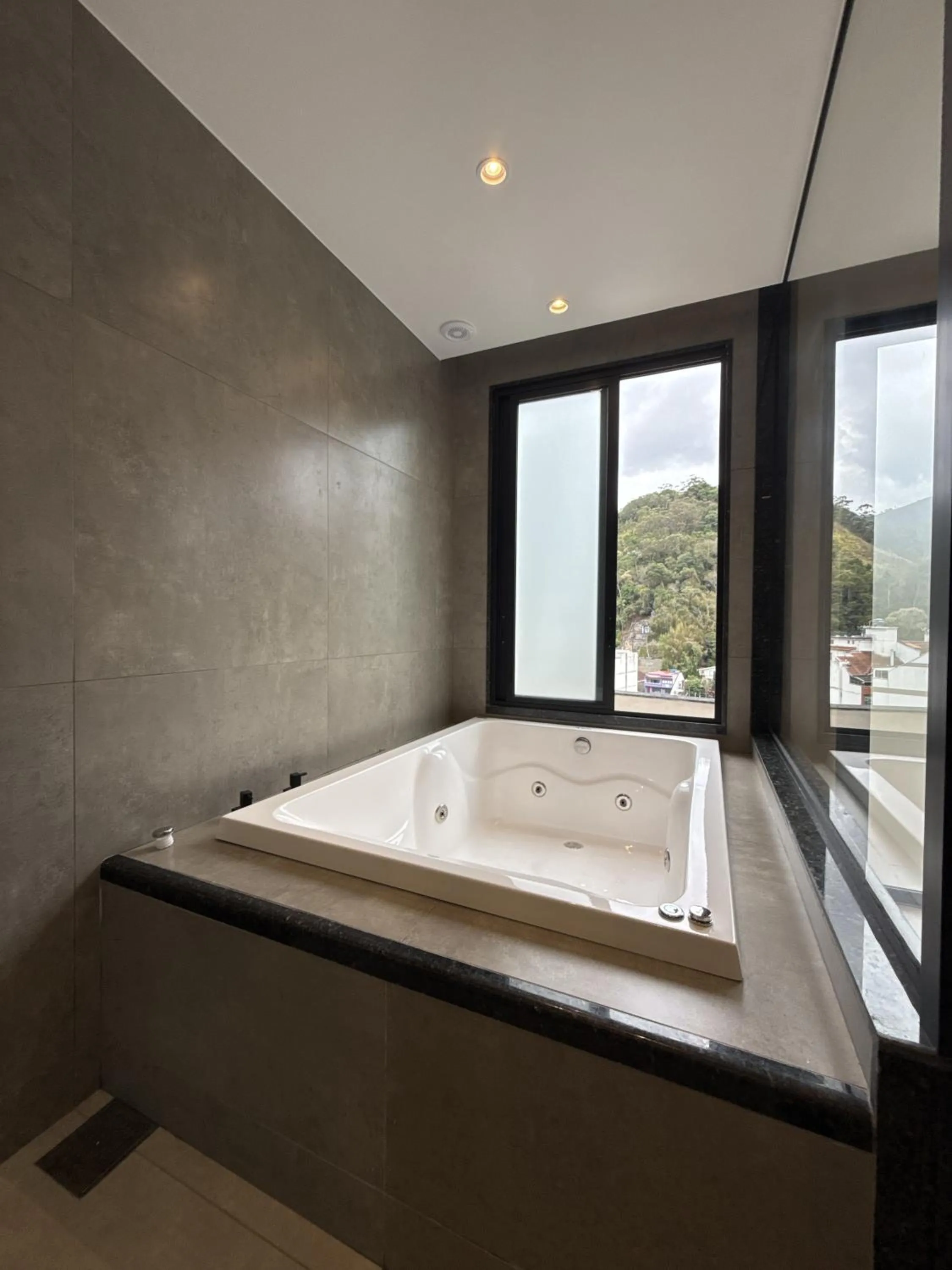 Hot Tub in Hotel Serra Everest