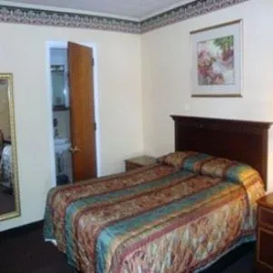 Bed in Budget Host Inn
