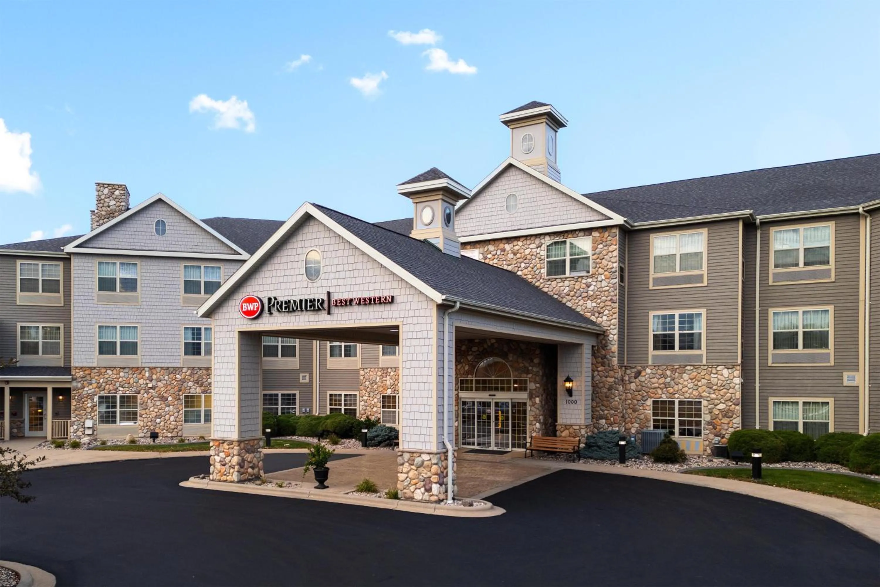 Property building in Best Western Premier Bridgewood Hotel Resort