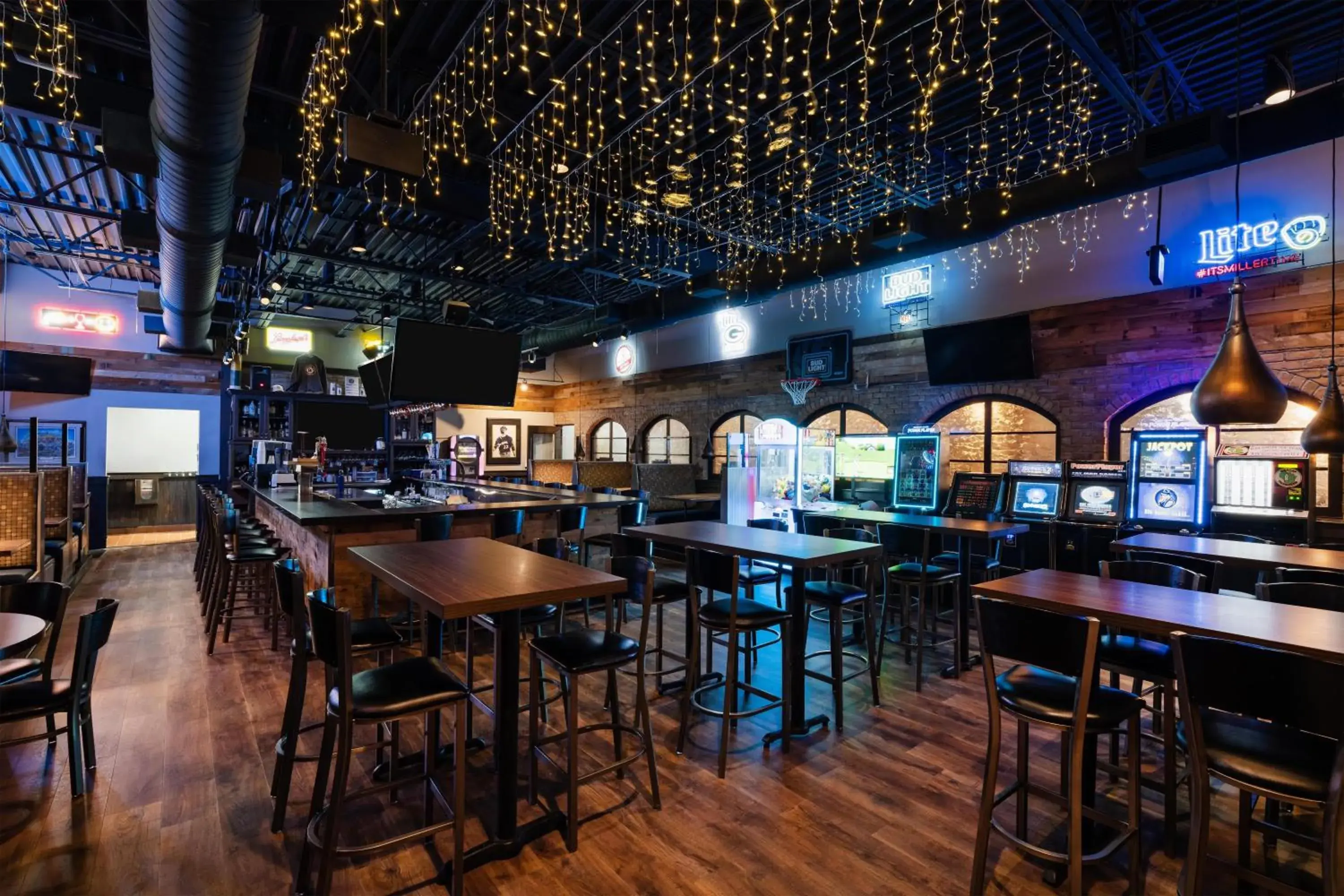 Lounge or bar in Best Western Premier Bridgewood Hotel Resort Lounge or bar in Best Western Premier Bridgewood Hotel Resort