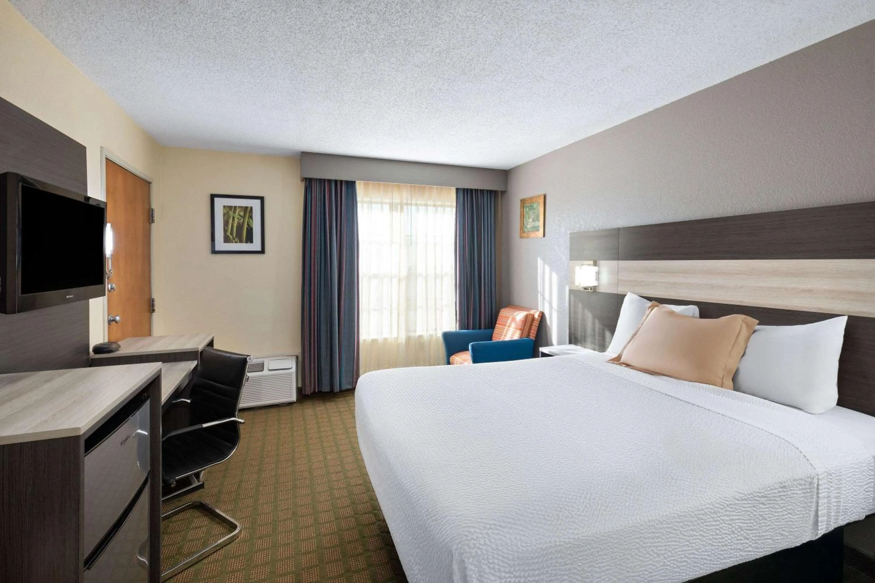 Photo of the whole room, Bed in Travelodge by Wyndham Perry National Fairgrounds Area I-75