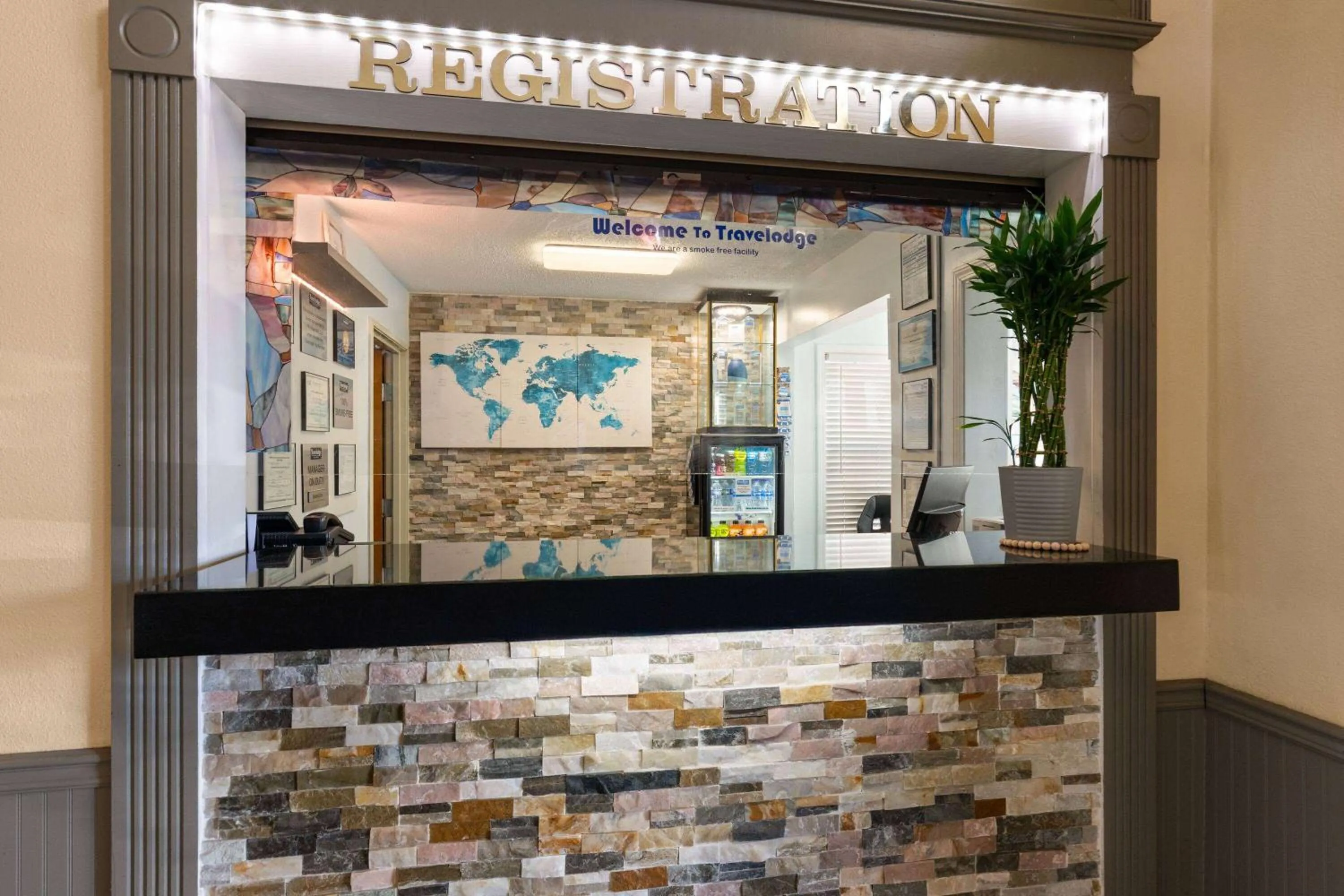 Lobby or reception in Travelodge by Wyndham Perry National Fairgrounds Area I-75