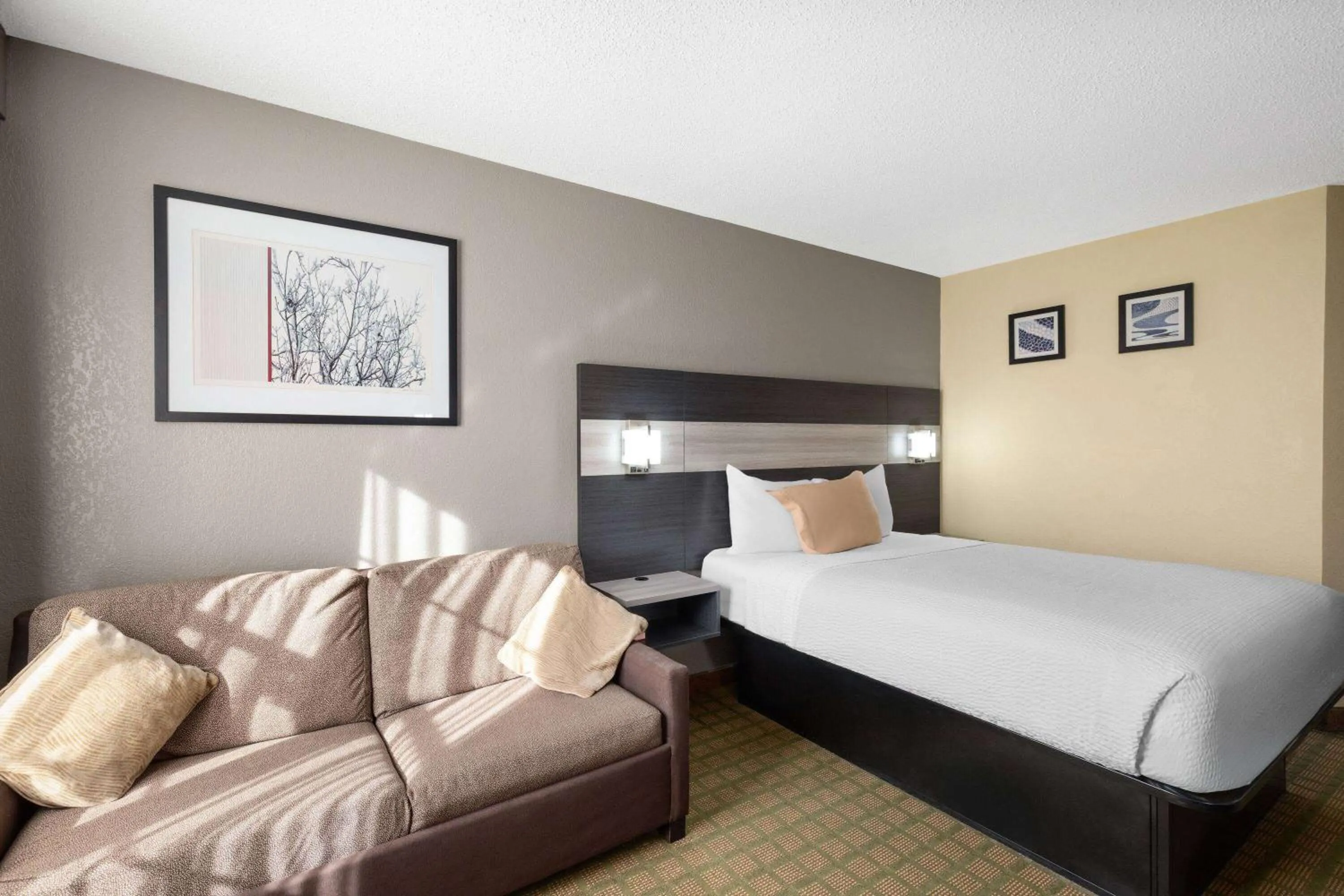 Photo of the whole room, Bed in Travelodge by Wyndham Perry National Fairgrounds Area I-75