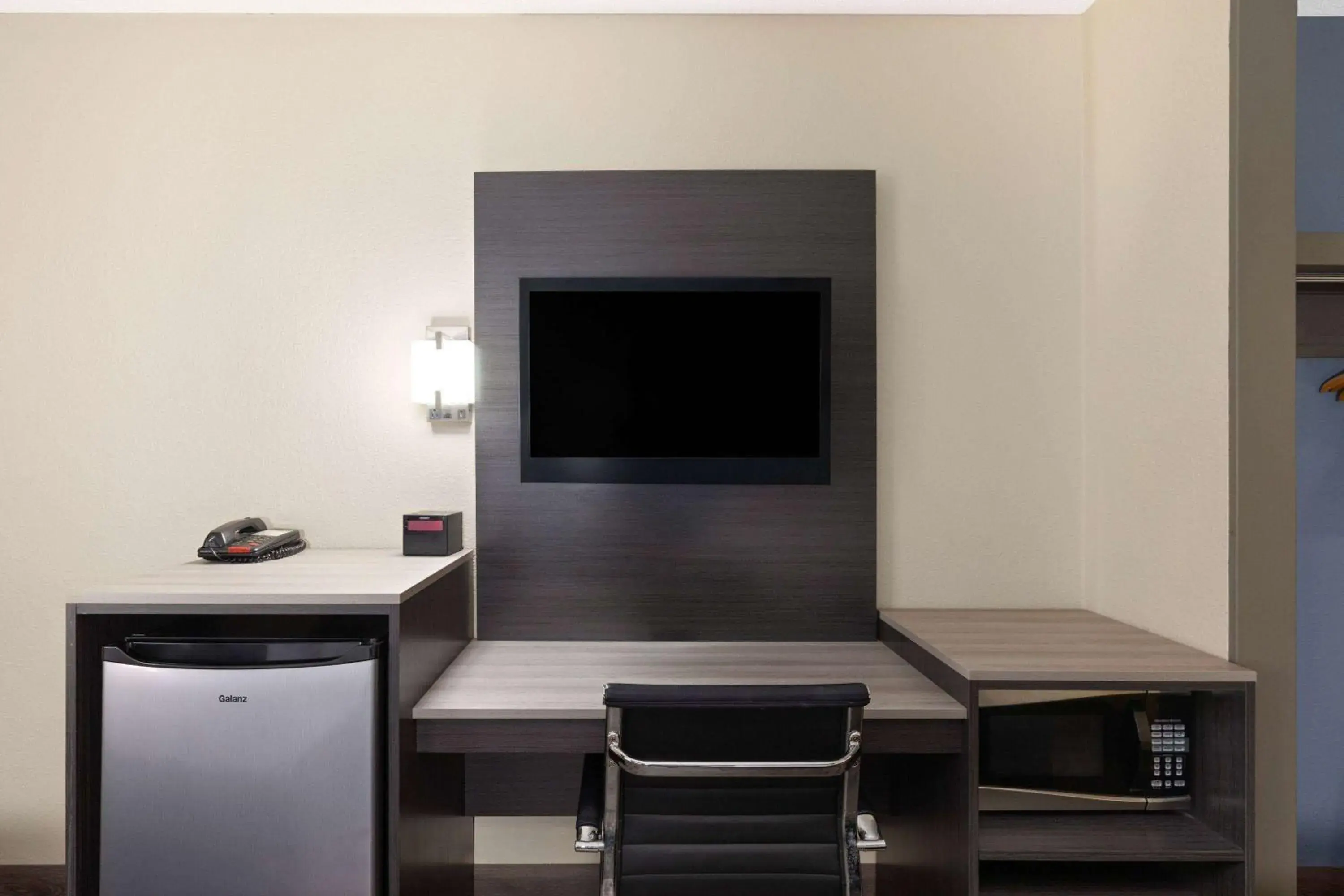 Photo of the whole room in Travelodge by Wyndham Perry National Fairgrounds Area I-75 Photo of the whole room in Travelodge by Wyndham Perry National Fairgrounds Area I-75