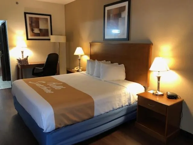 Bed in Days Inn By Wyndham Phenix City Near Fort Moore