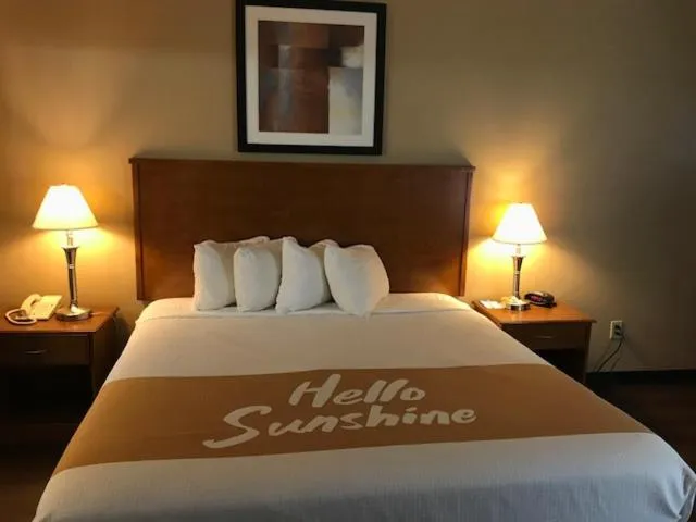 Bed in Days Inn By Wyndham Phenix City Near Fort Moore