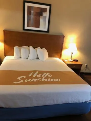 Bed in Days Inn By Wyndham Phenix City Near Fort Moore