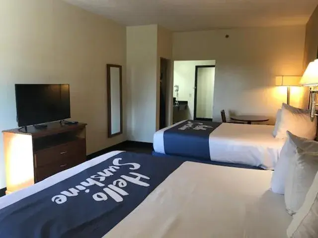 Bed in Days Inn By Wyndham Phenix City Near Fort Moore Bed in Days Inn By Wyndham Phenix City Near Fort Moore