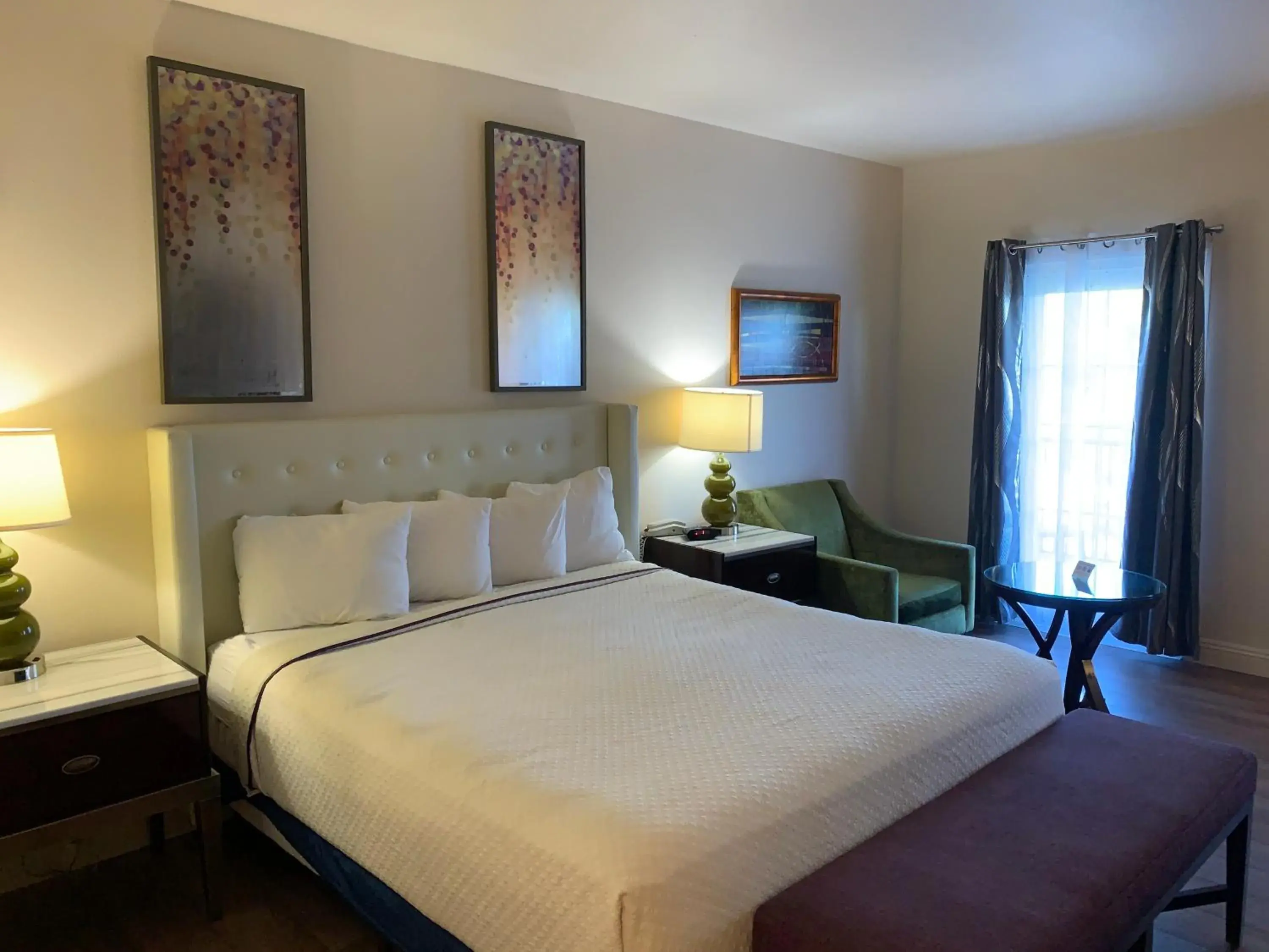Bed in Rocklin Park Hotel