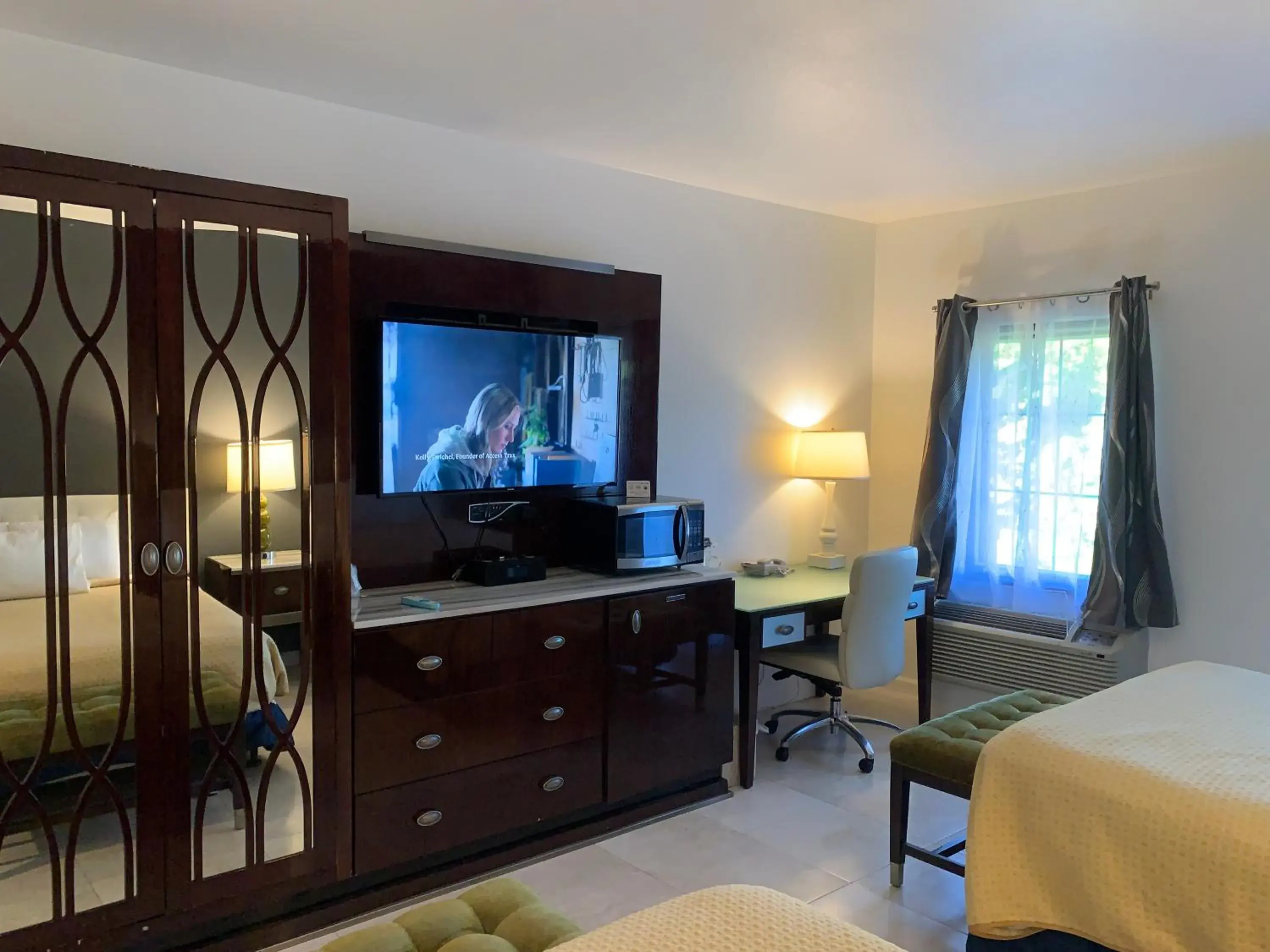 TV and multimedia, TV/Entertainment Center in Rocklin Park Hotel