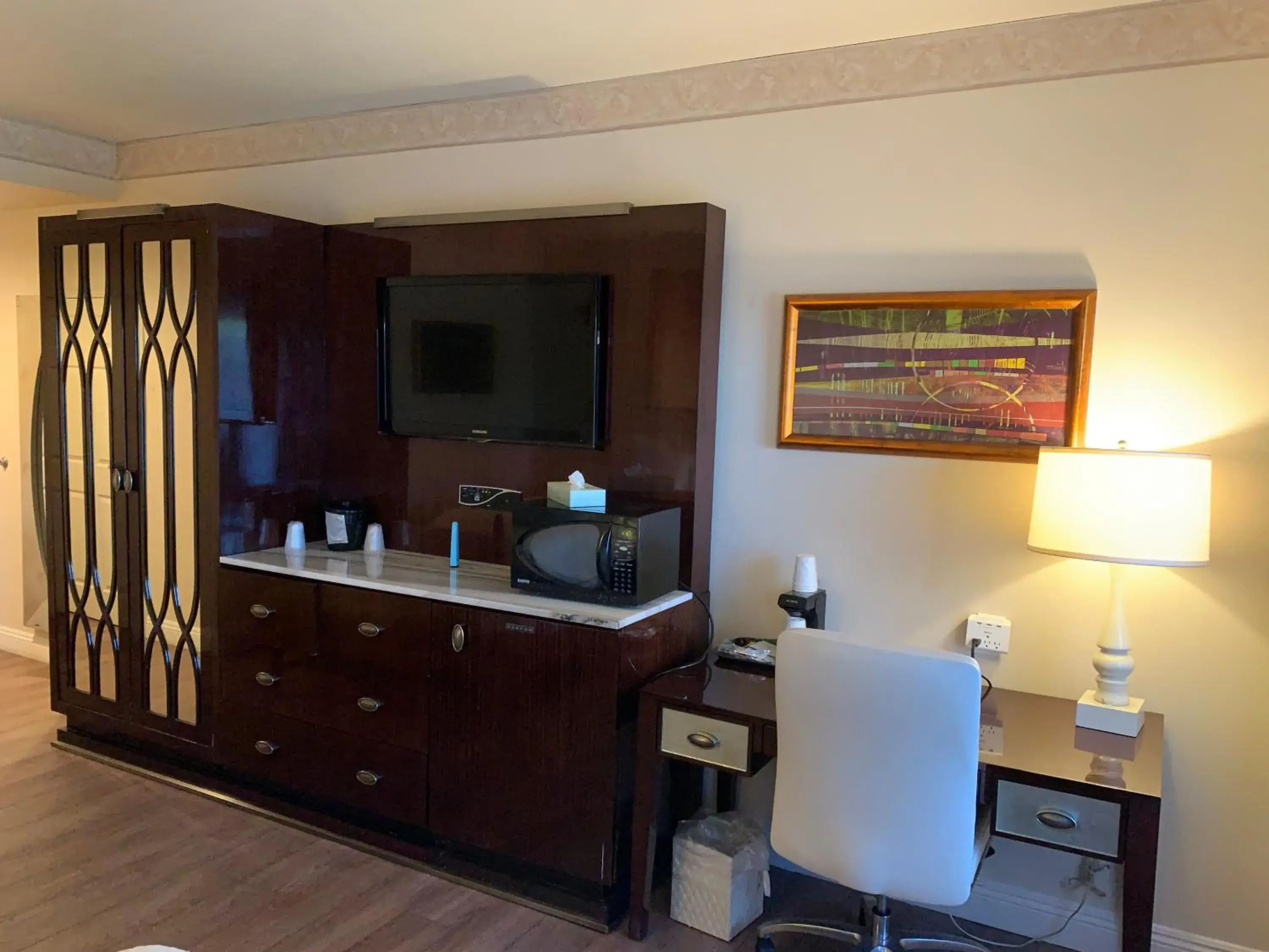 TV and multimedia, Bathroom in Rocklin Park Hotel