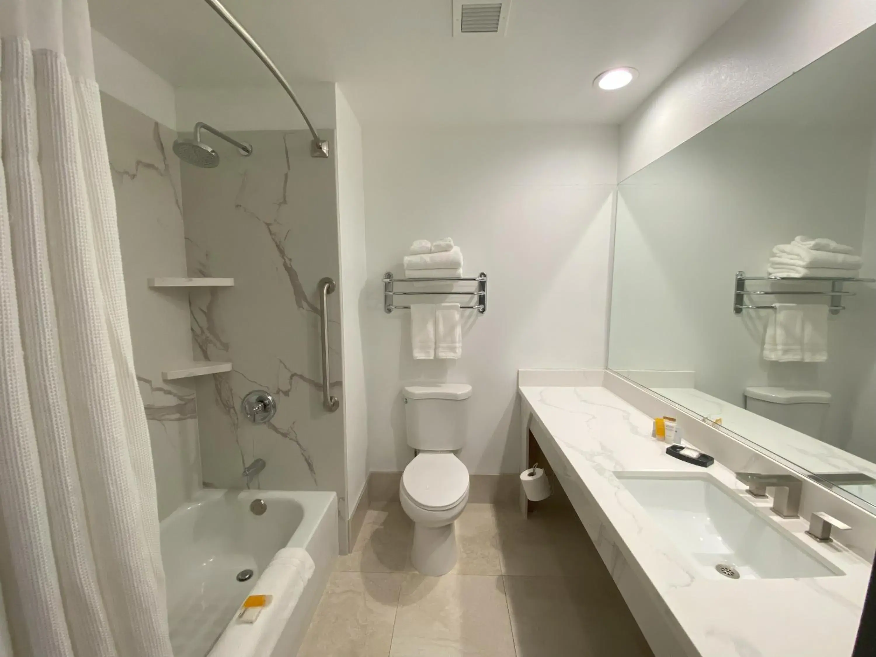 Toilet, Bathroom in Rocklin Park Hotel