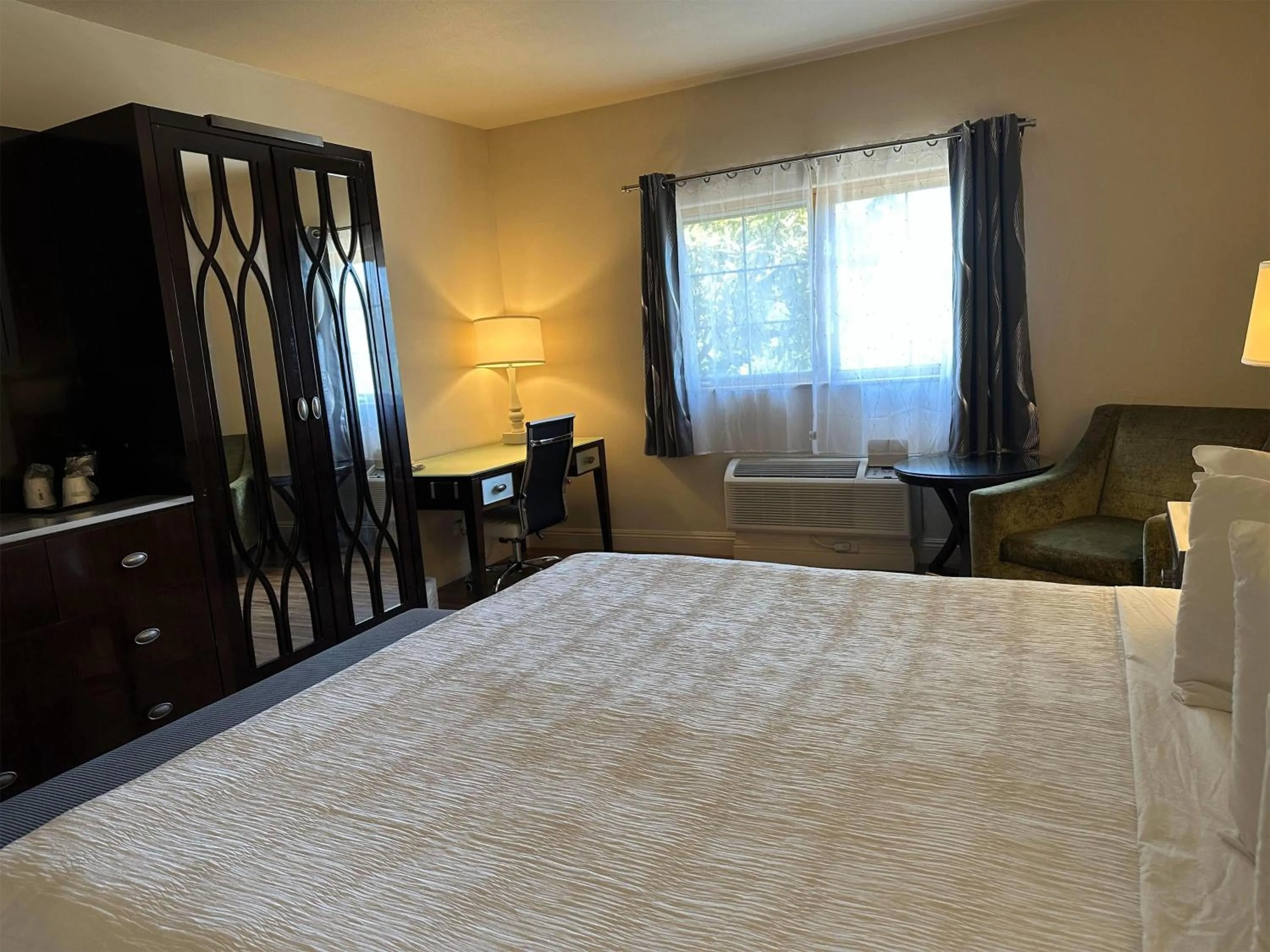 Photo of the whole room, Bed in Rocklin Park Hotel, Trademark Collection by Wyndham
