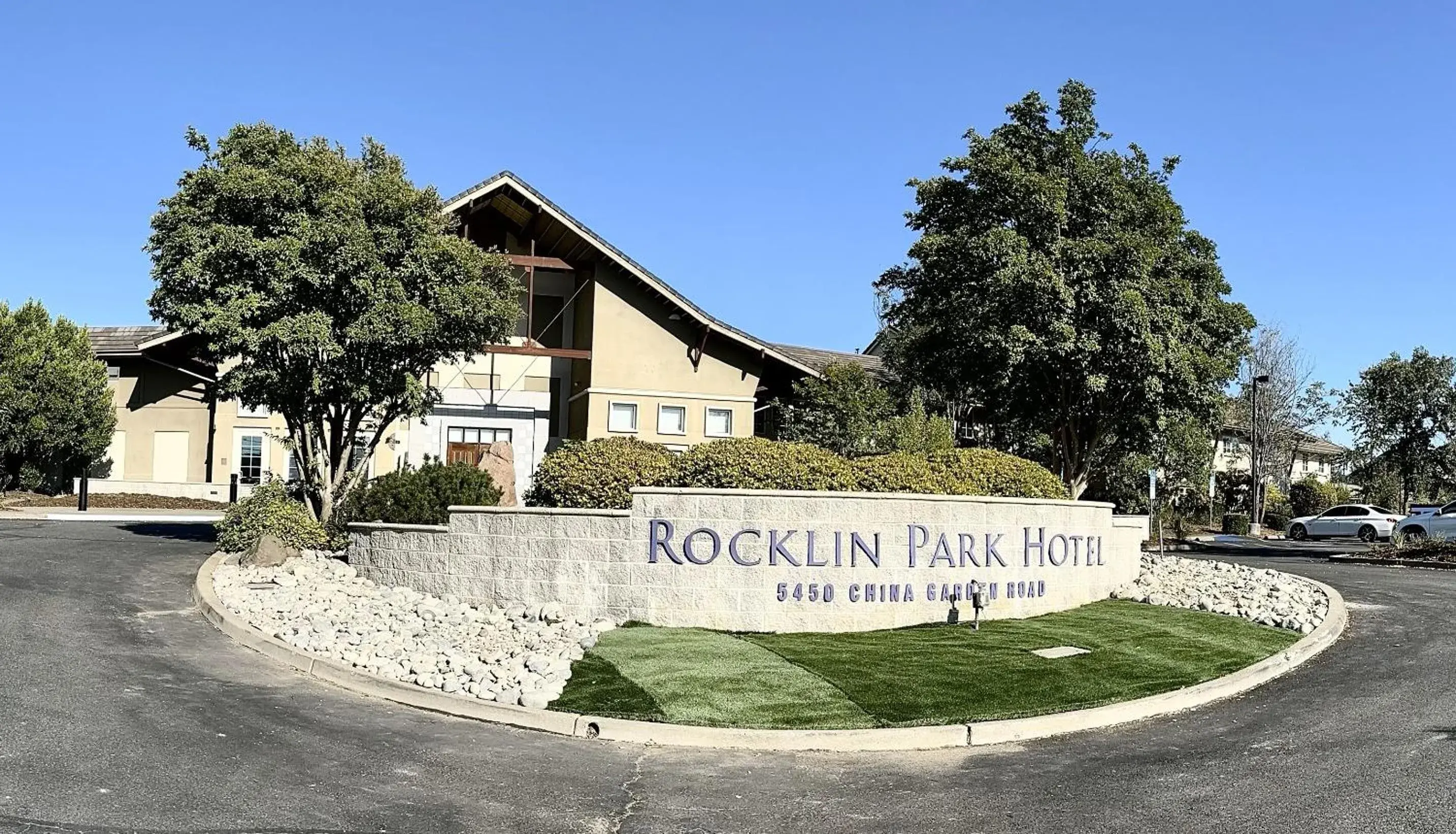 Property Building in Rocklin Park Hotel