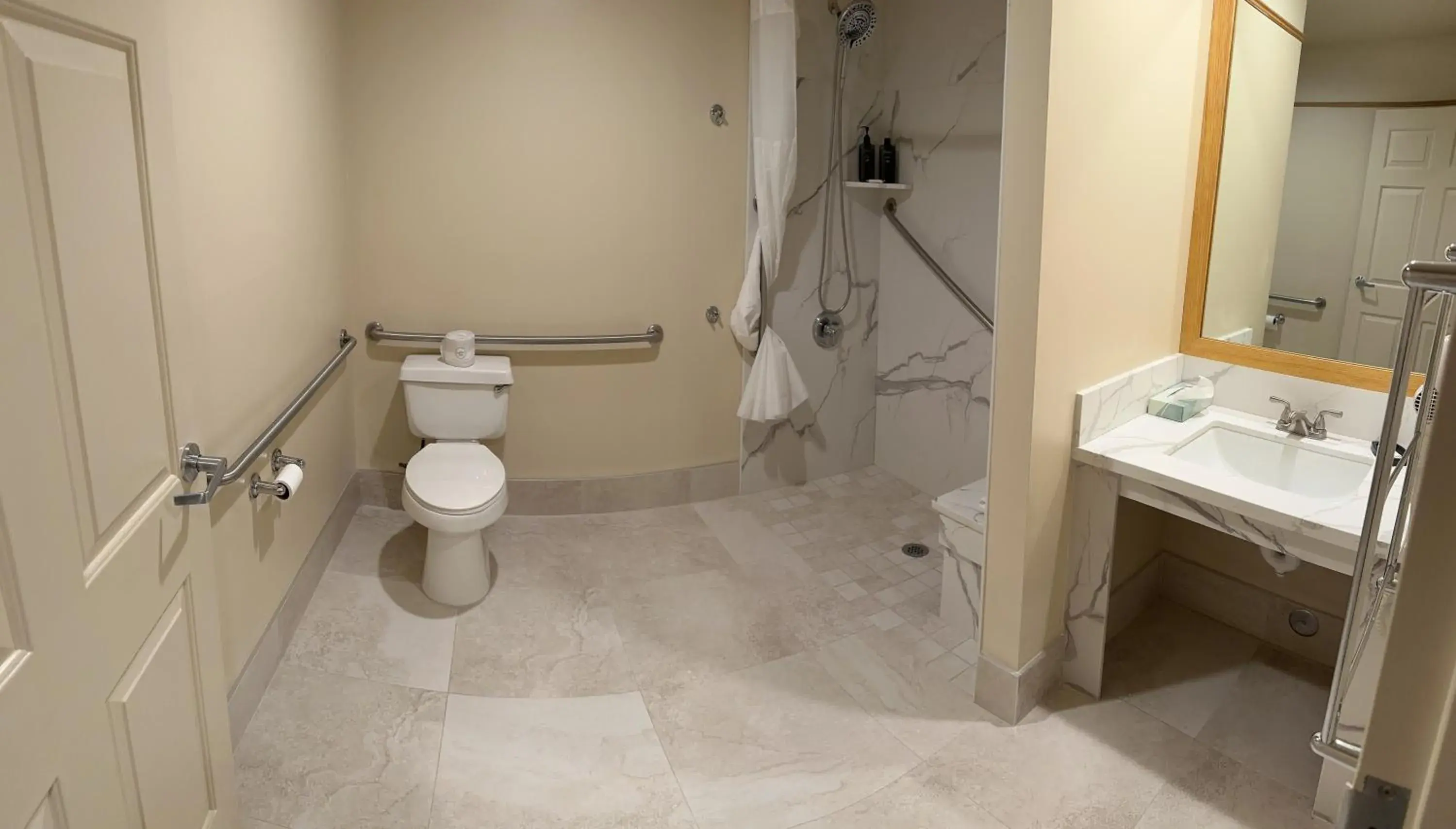 Shower, Bathroom in Rocklin Park Hotel