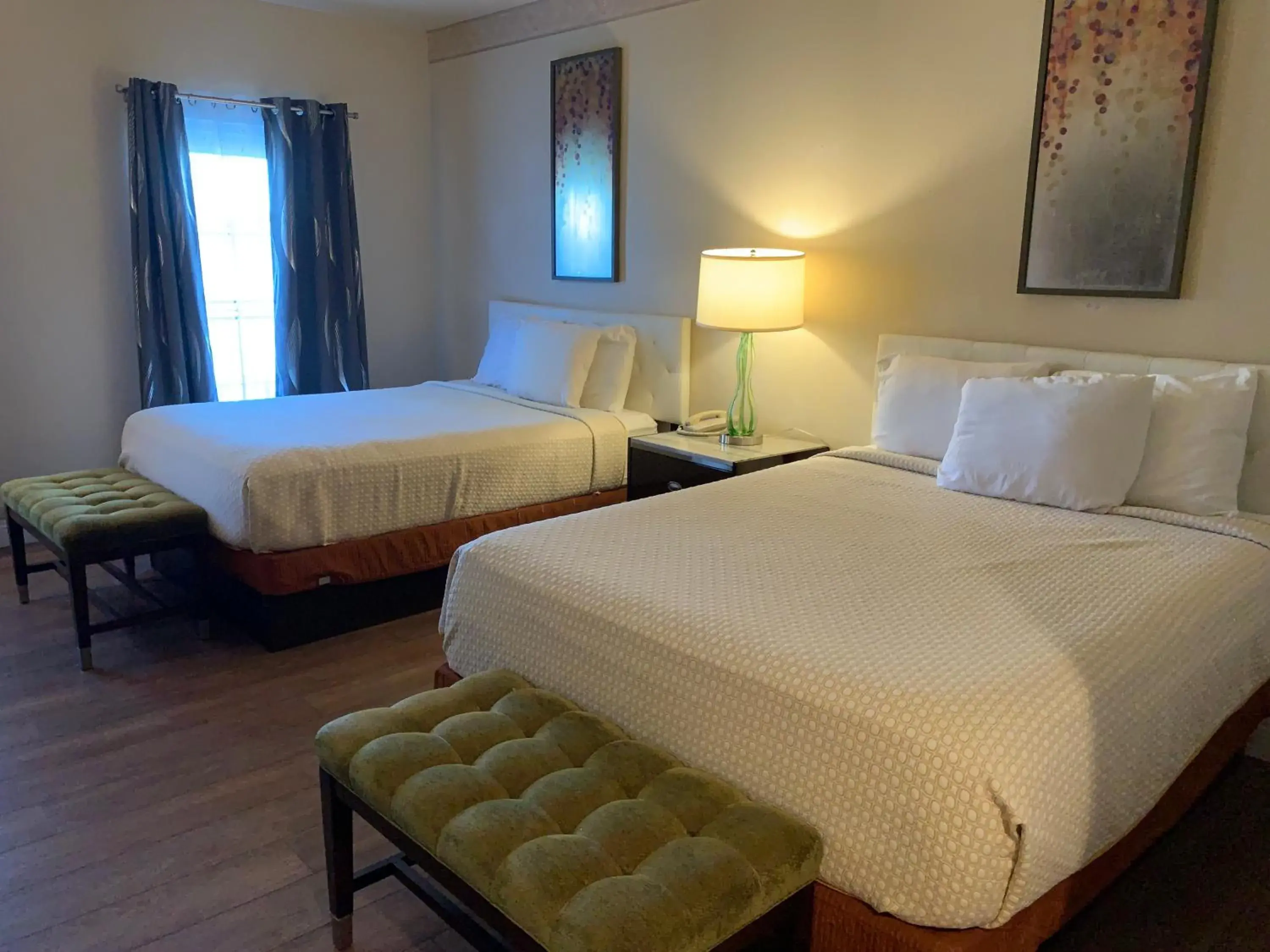 Bed in Rocklin Park Hotel