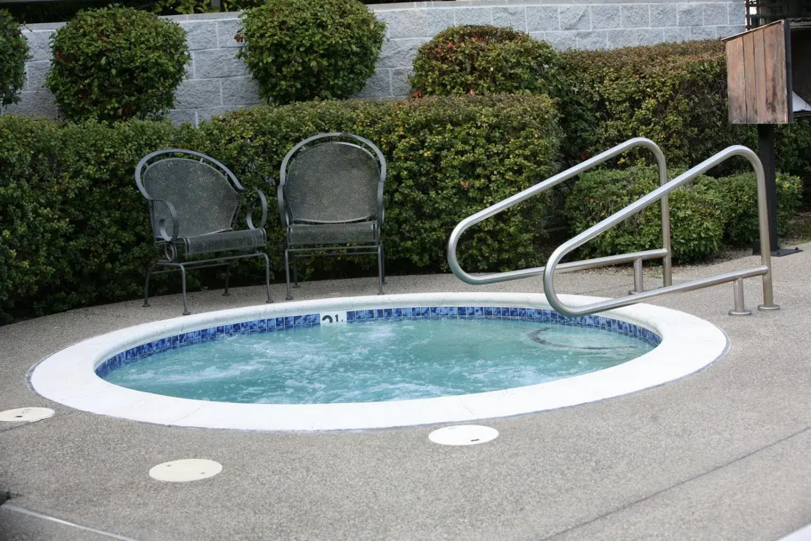 Hot Tub, Swimming Pool in Rocklin Park Hotel