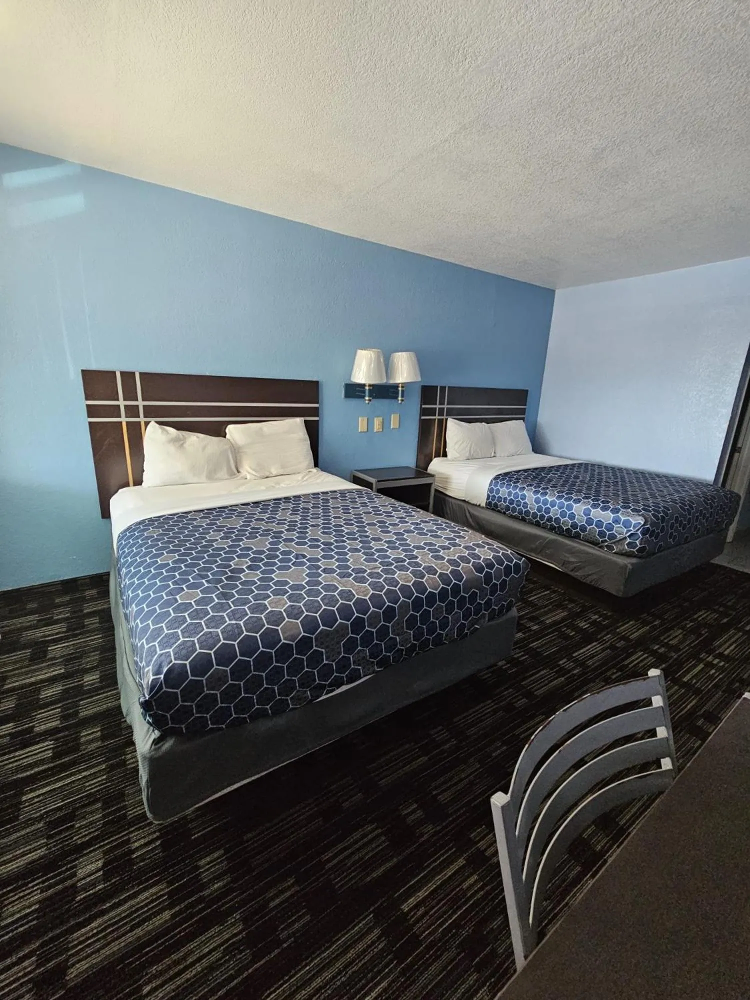 Bed in Regency Inn Motel by the Beach