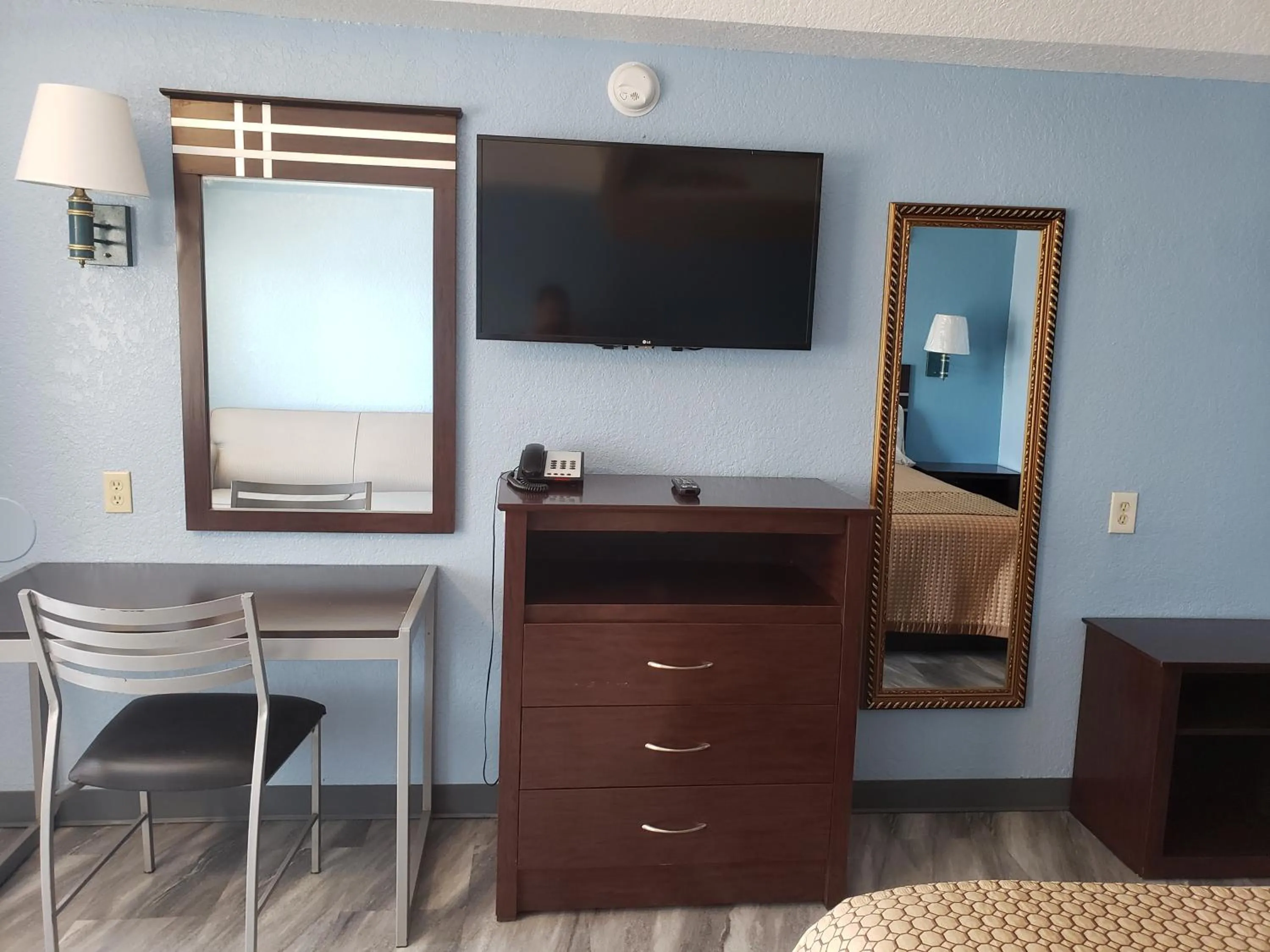 TV and multimedia in Regency Inn Motel by the Beach