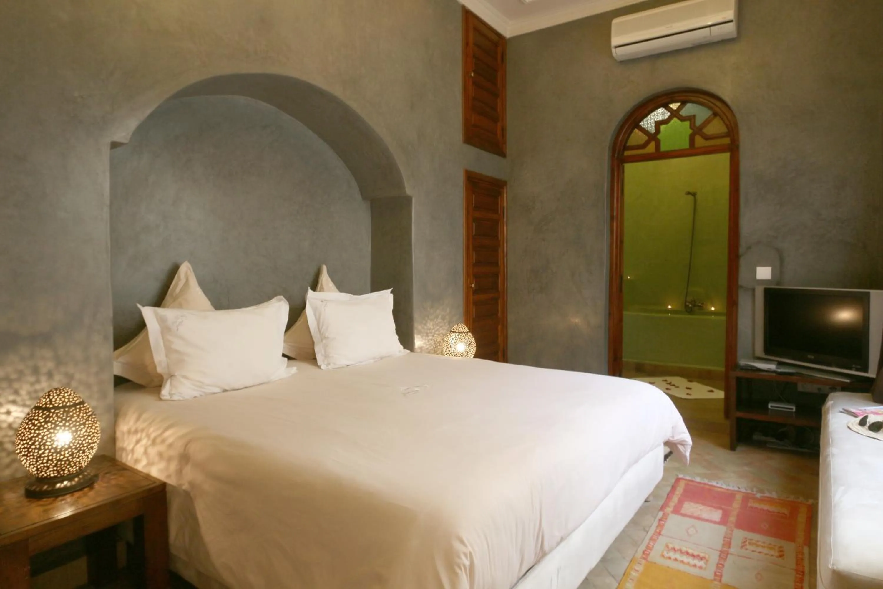 Photo of the whole room, Bed in Riad L'Emir