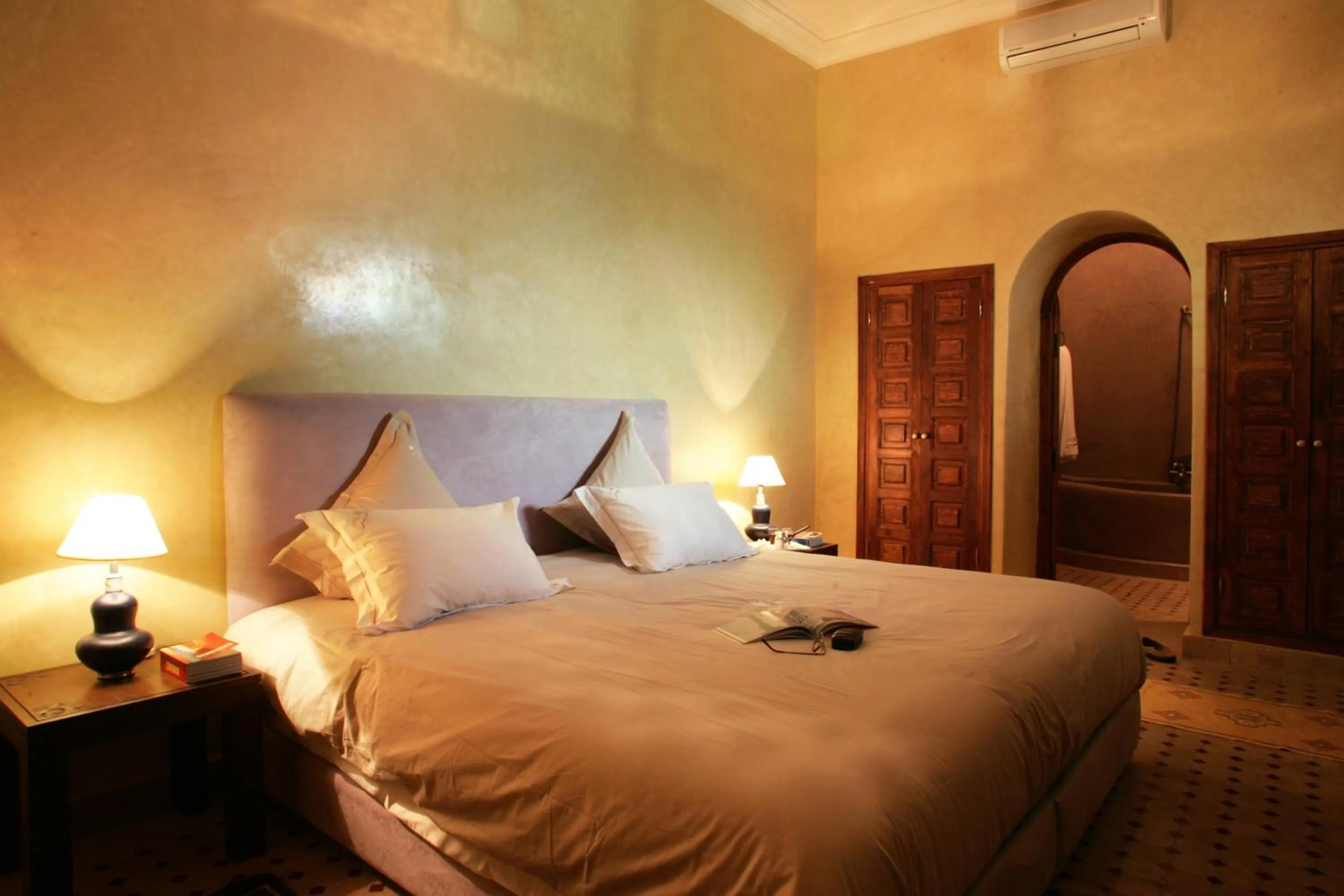 Photo of the whole room, Bed in Riad L'Emir