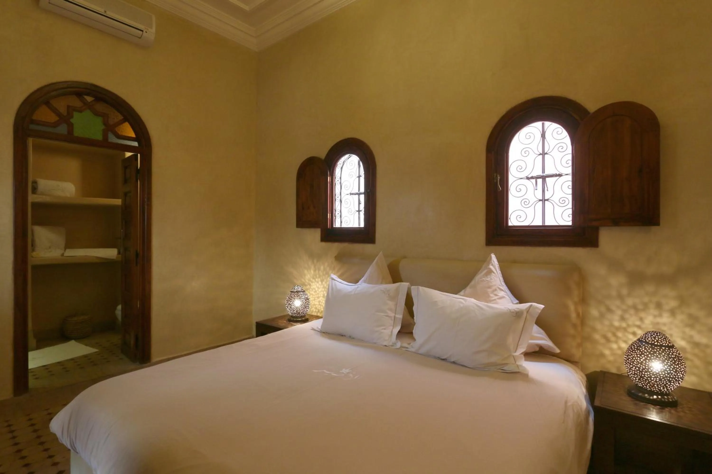 Photo of the whole room, Bed in Riad L'Emir