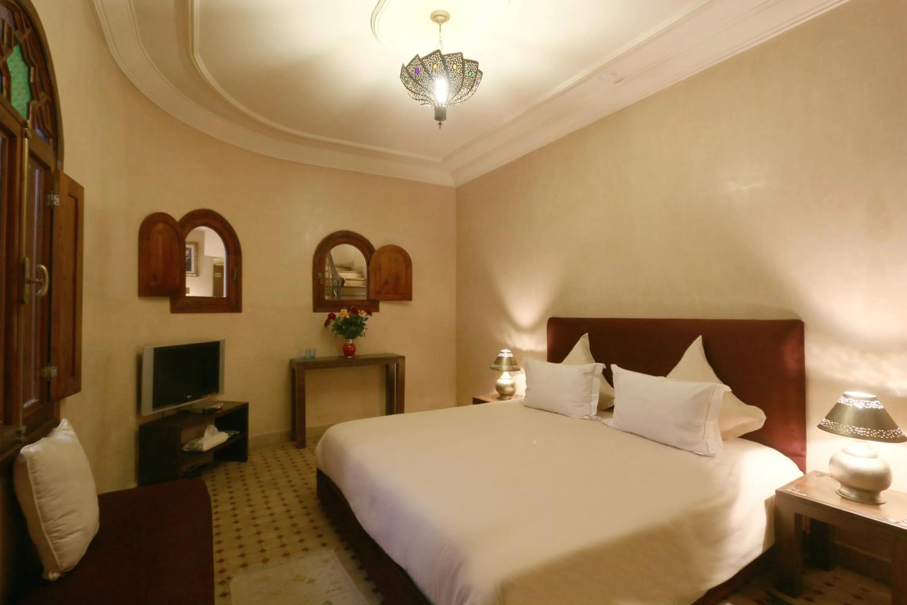 Photo of the whole room, Bed in Riad L'Emir