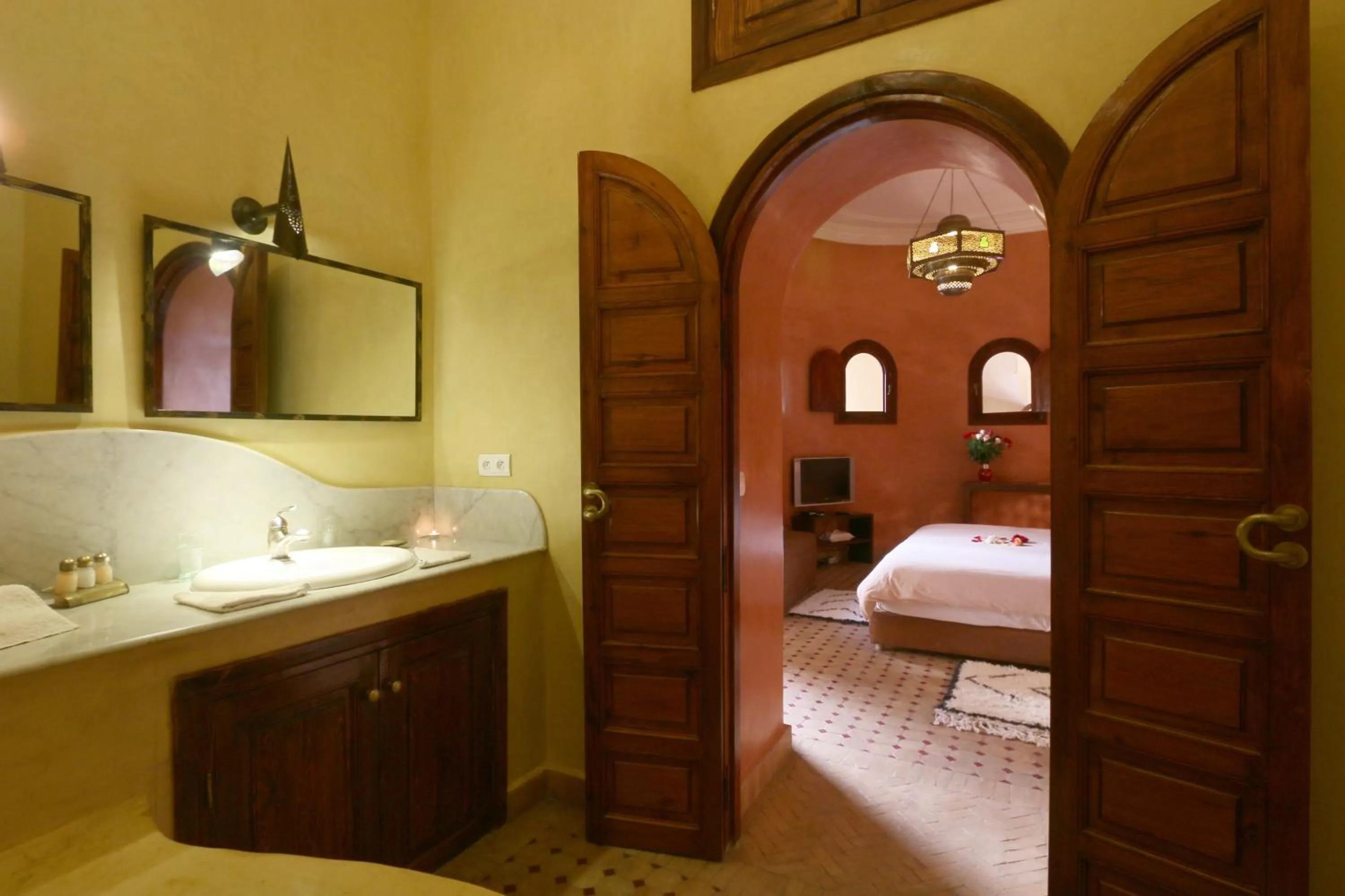 Bathroom, Bed in Riad L'Emir