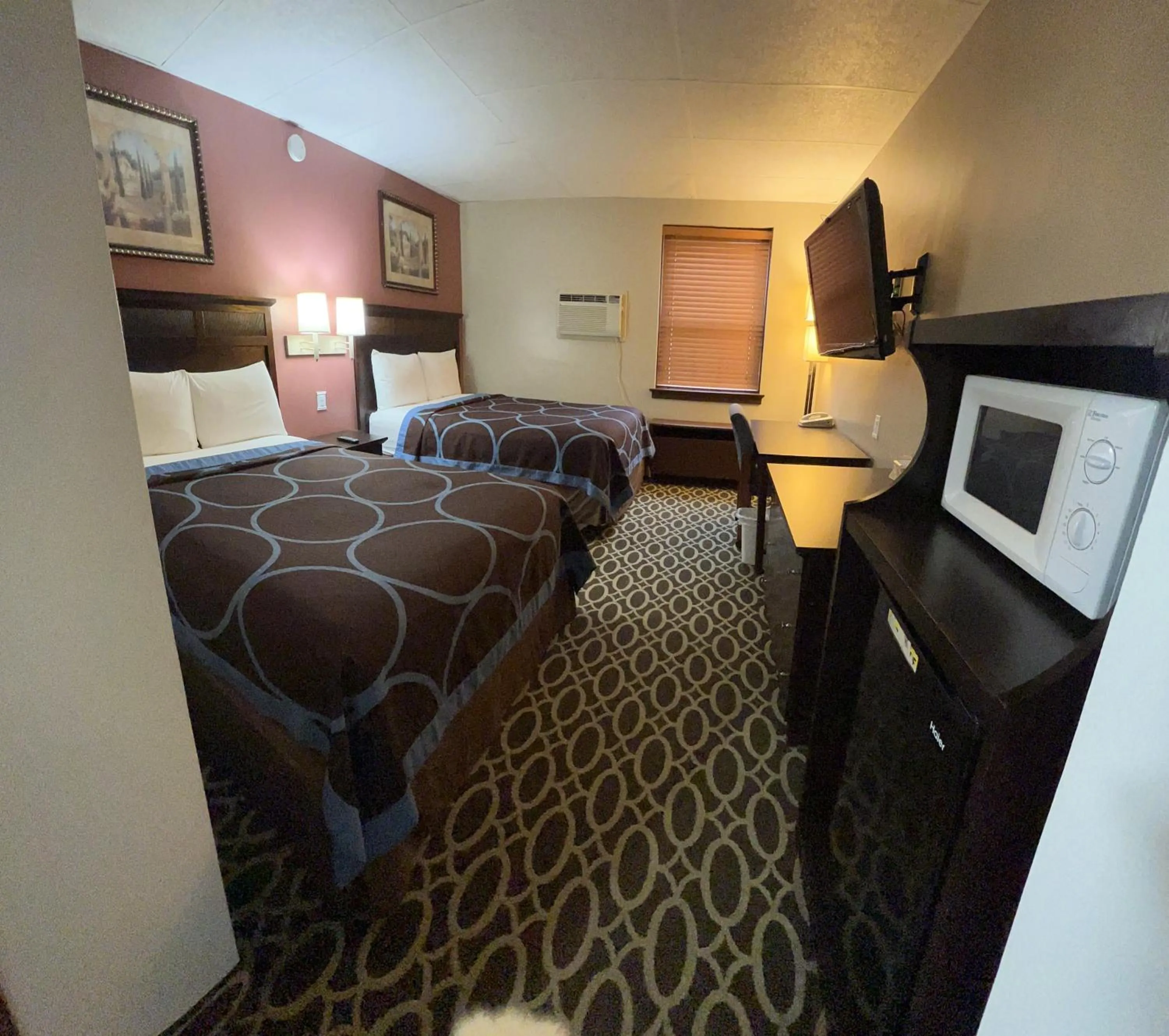 Bed in Budget Inn Marinette