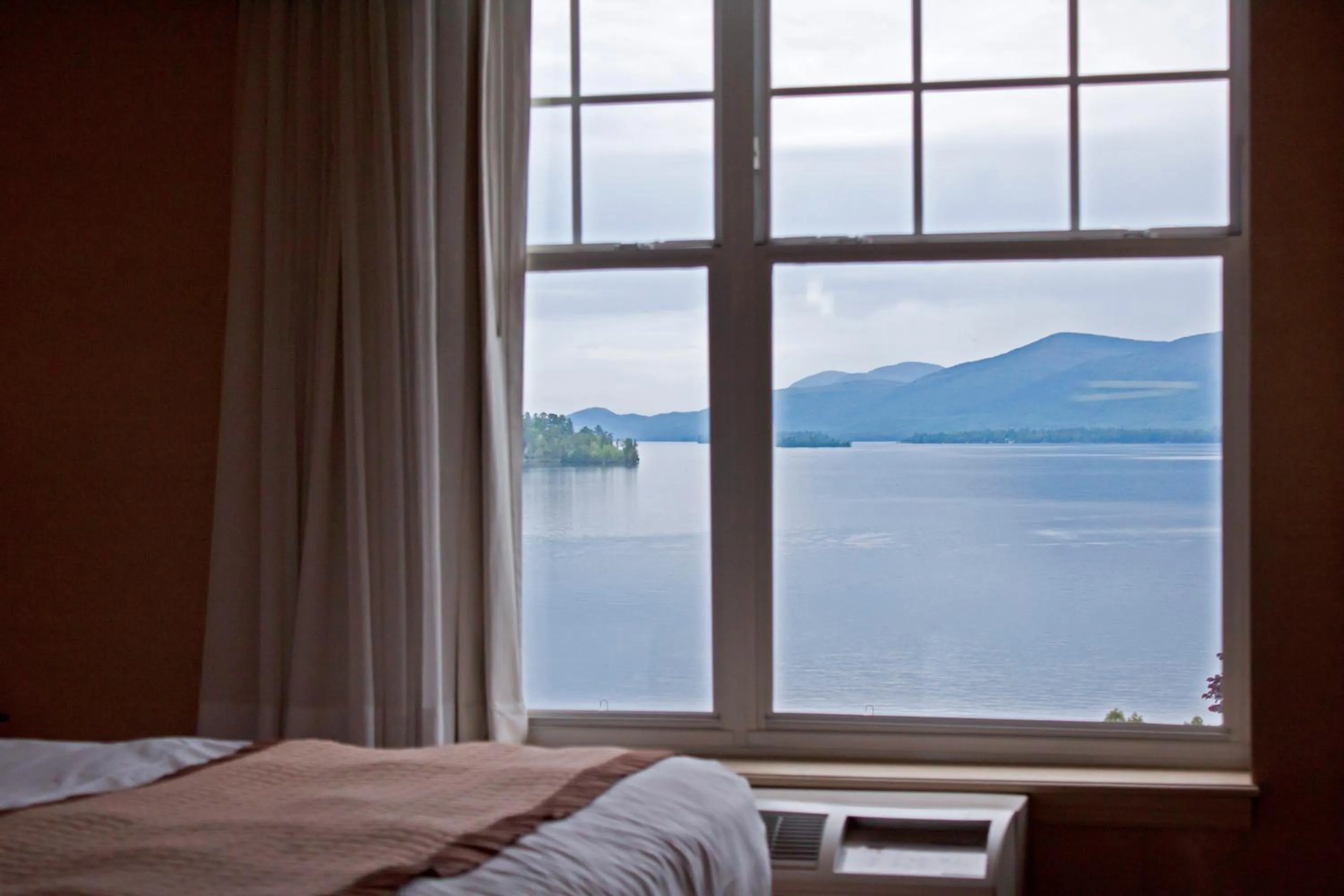 Lake view, Bed in Fort William Henry Hotel