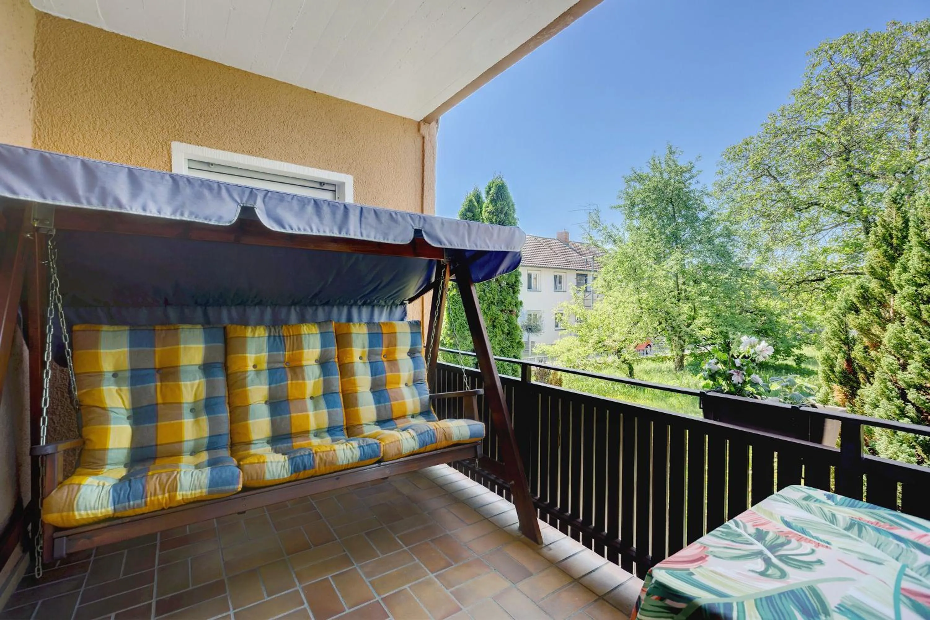 Property building, Bed in Ferienwohnung Kleeblatt