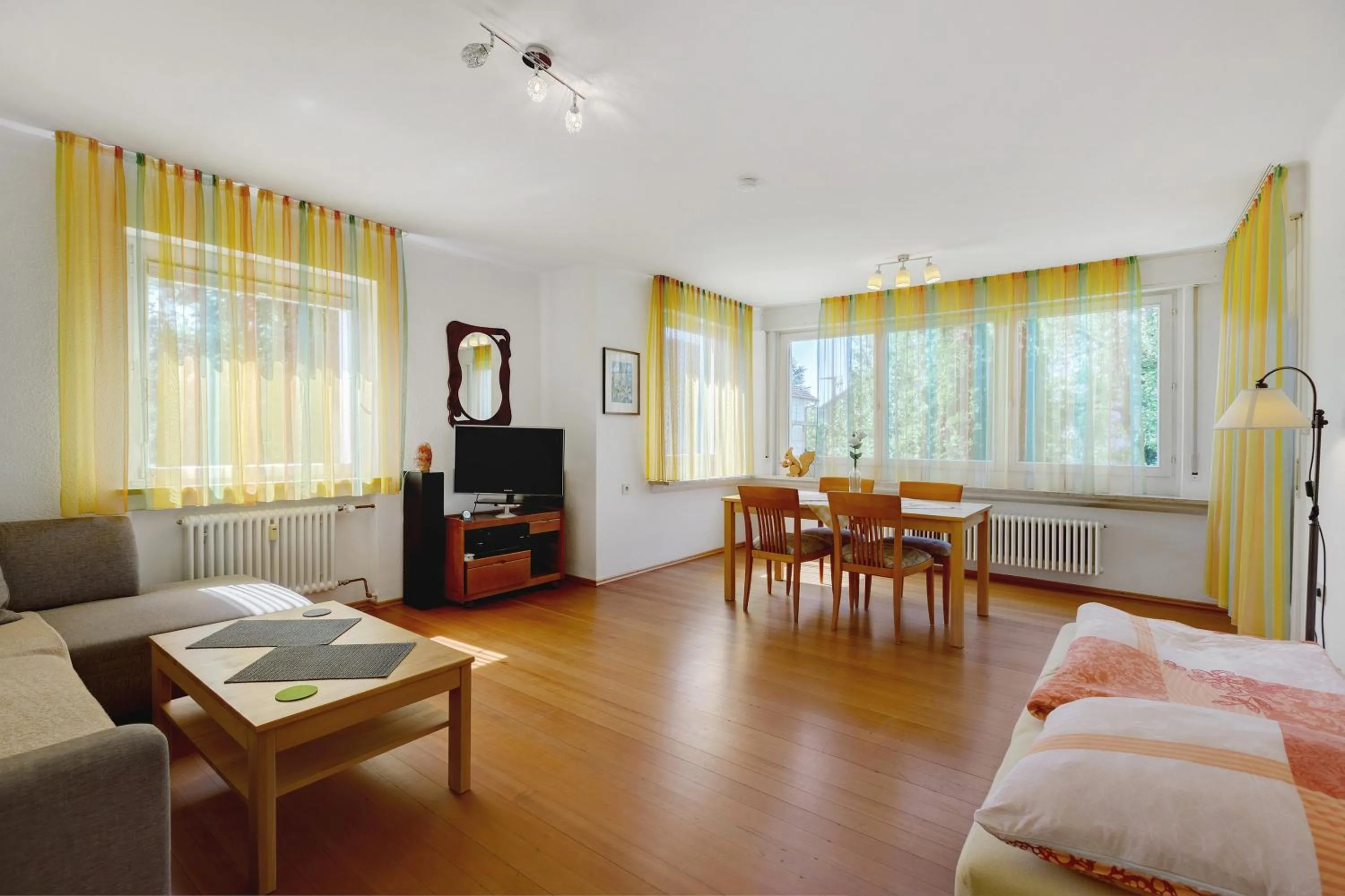 Property building, Bed in Ferienwohnung Kleeblatt